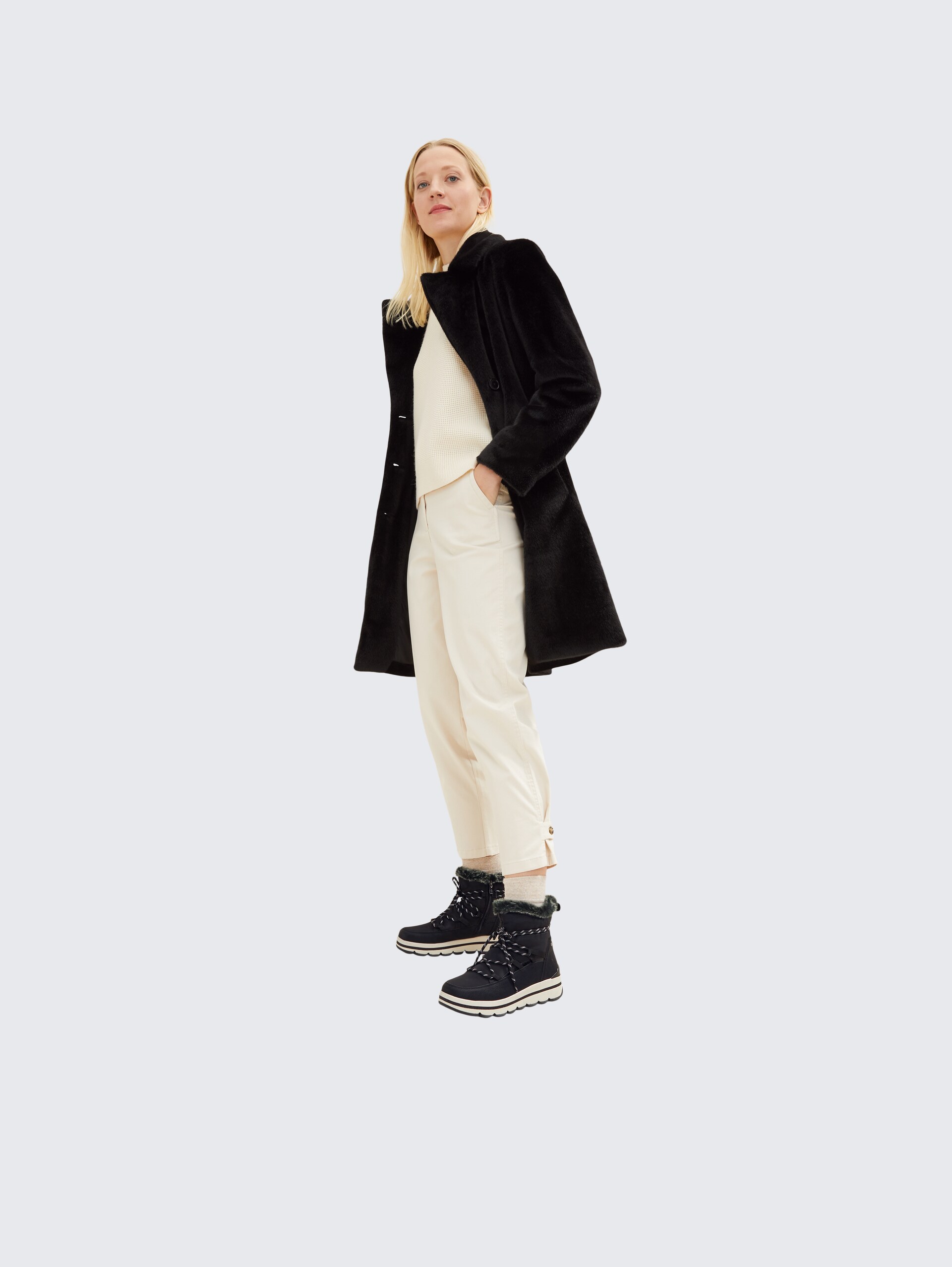 Gefütterte Stiefel mit Plateau - black