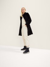 Gefütterte Stiefel mit Plateau - black