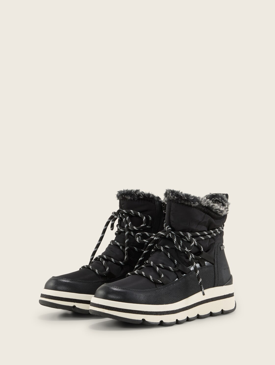 Gefütterte Stiefel mit Plateau - black - seitliche Produkt-Ansicht