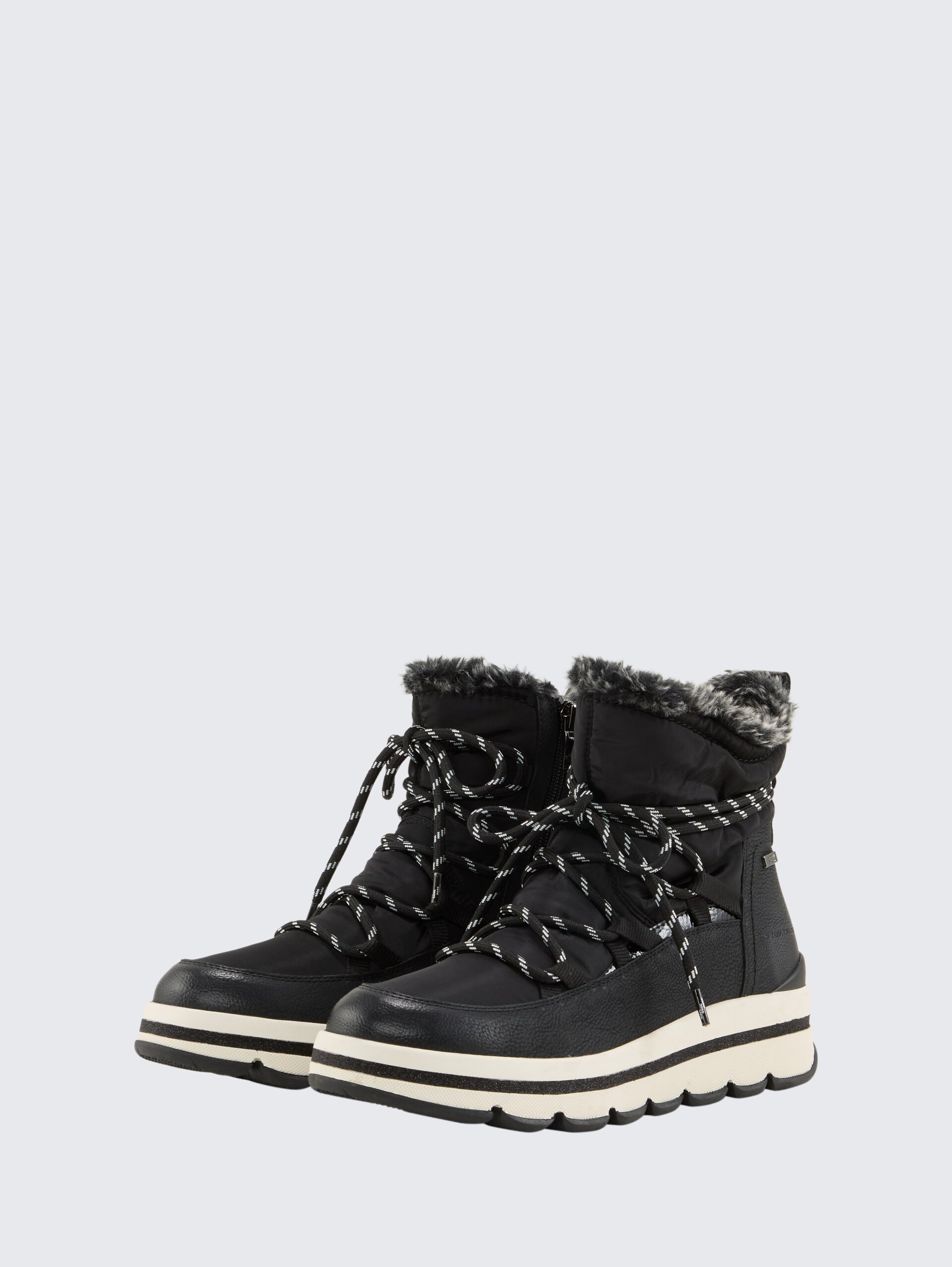 Gefütterte Stiefel mit Plateau - black - seitliche Produkt-Ansicht