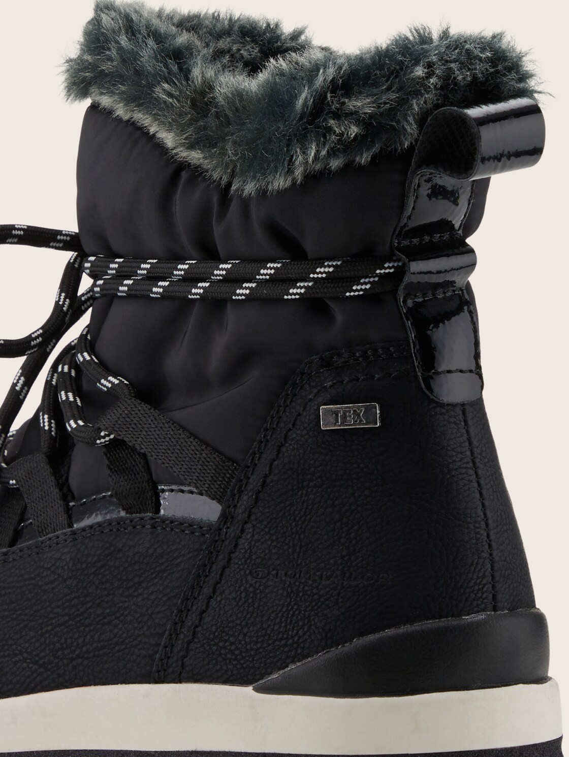 Gefütterte Stiefel mit Plateau - black