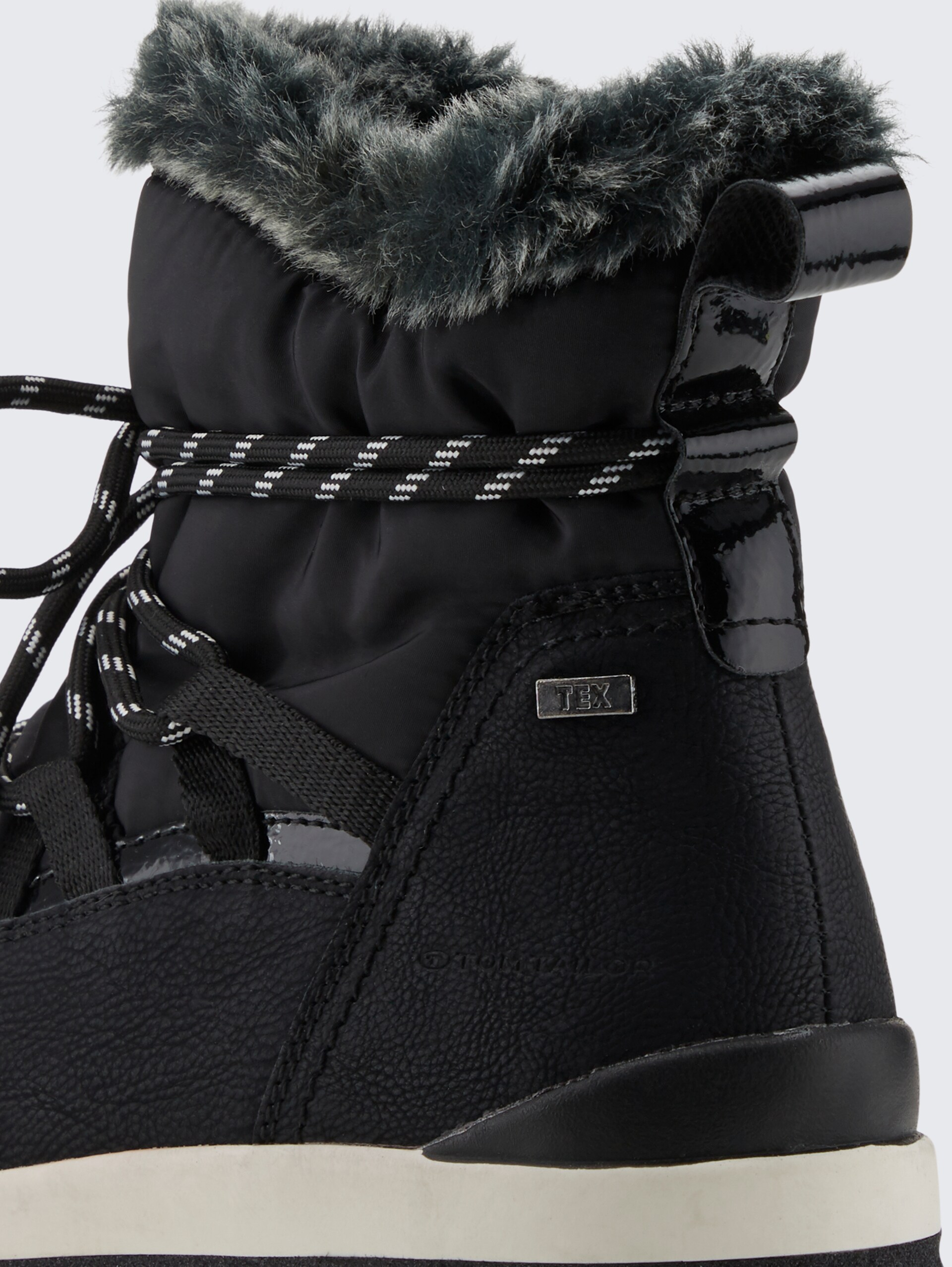 Gefütterte Stiefel mit Plateau - black