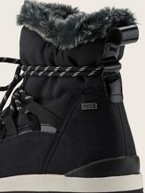 Gefütterte Stiefel mit Plateau - black