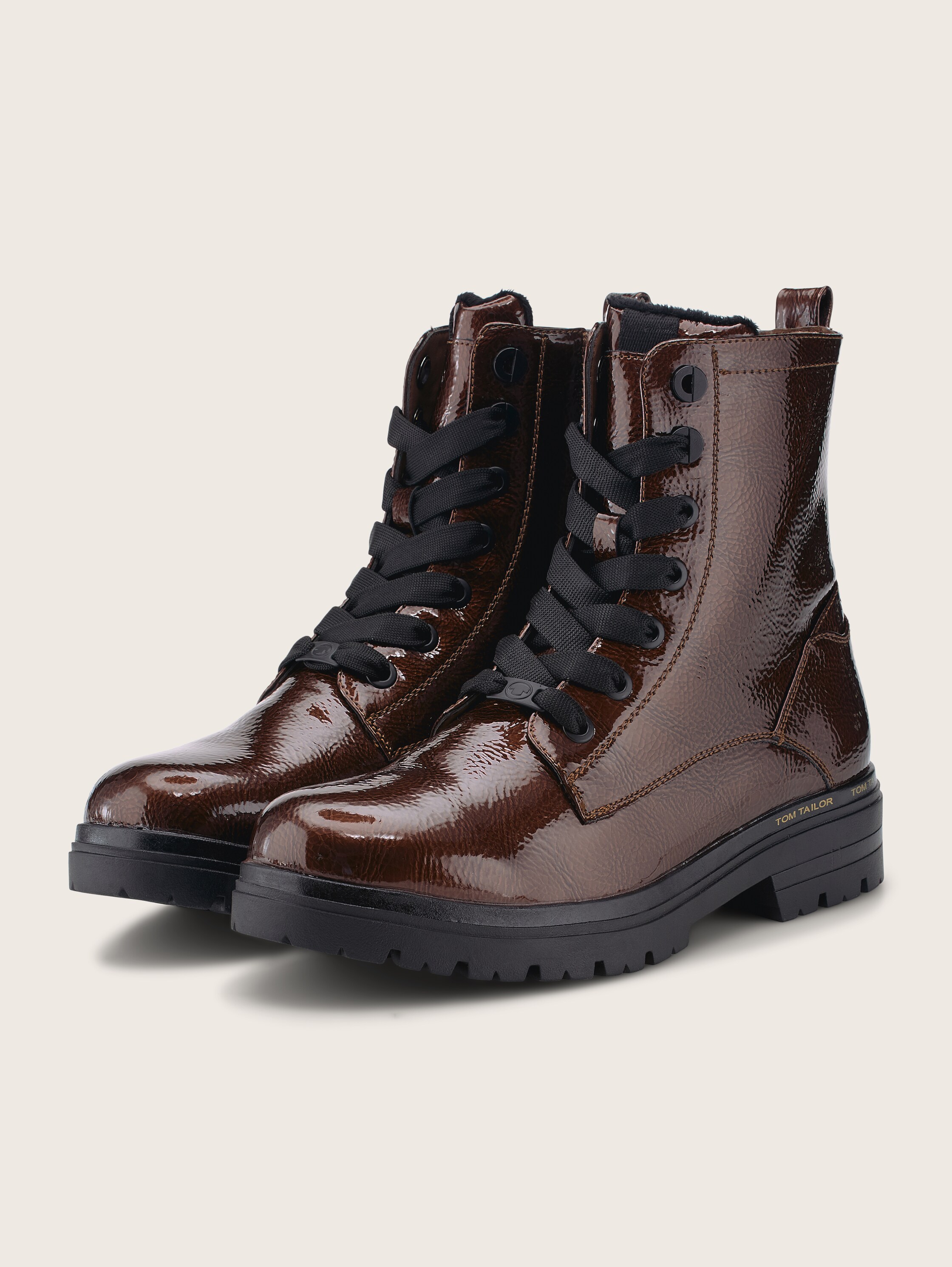 Gefütterte Schnürstiefel in Lackoptik - braun - Detail