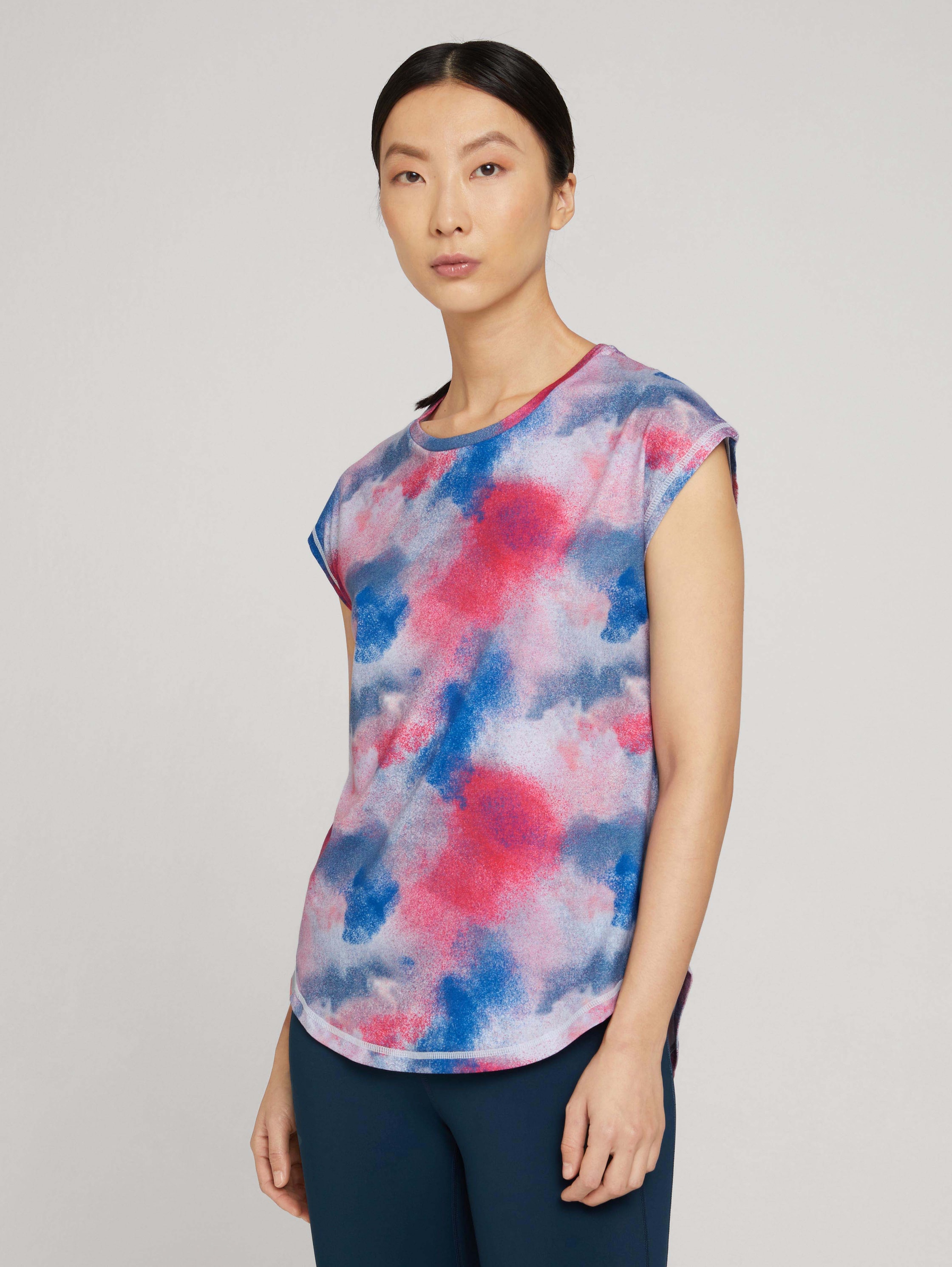 T-shirt de sport avec découpes - offwhite-neonpink - Découpe Vue de face du modèle