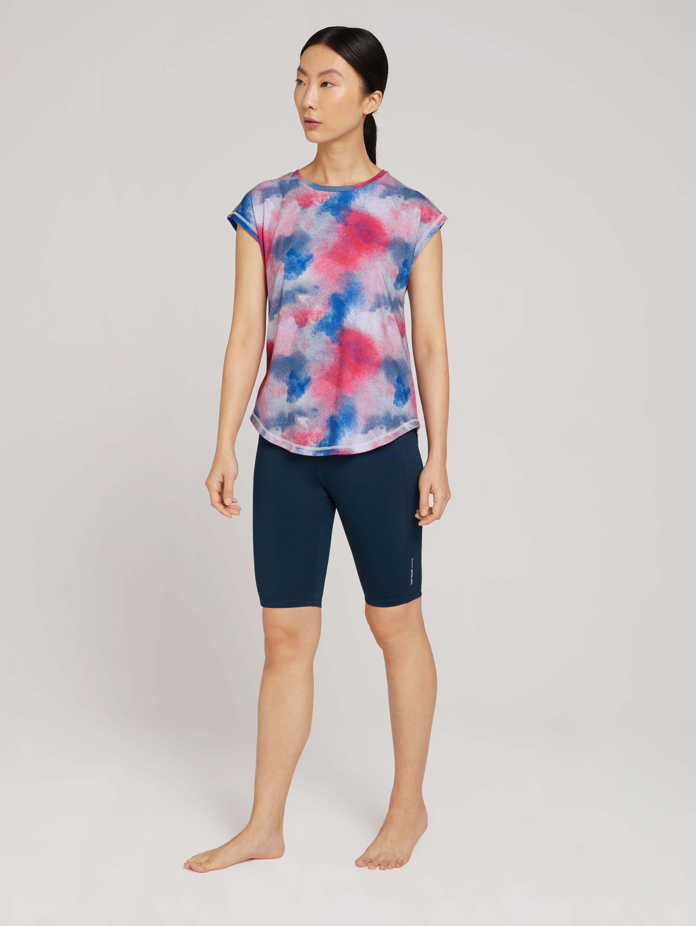 T-shirt de sport avec découpes - offwhite-neonpink - Vue de face du modèle