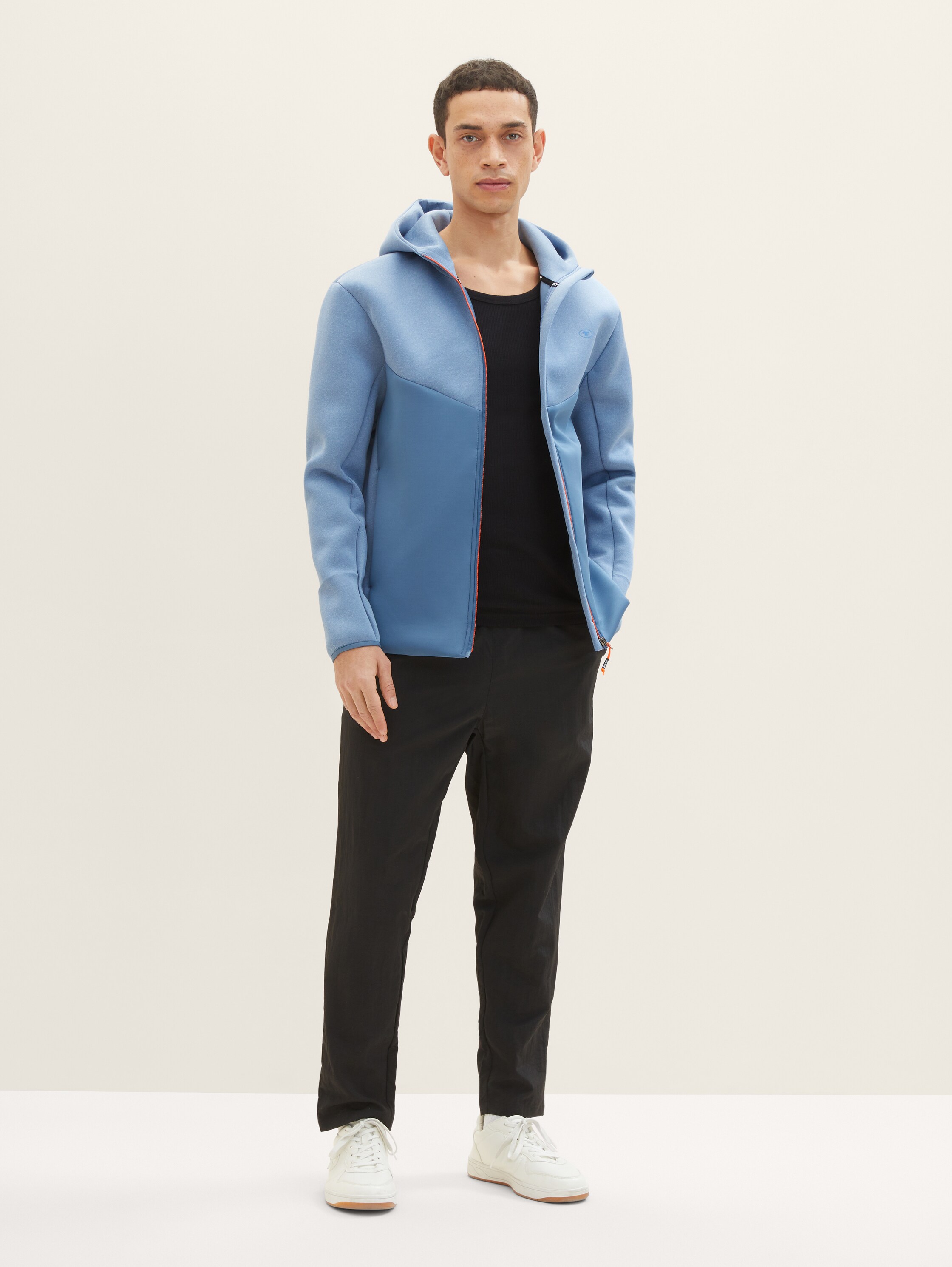 Sport-Sweatjacke mit Kapuze - 2