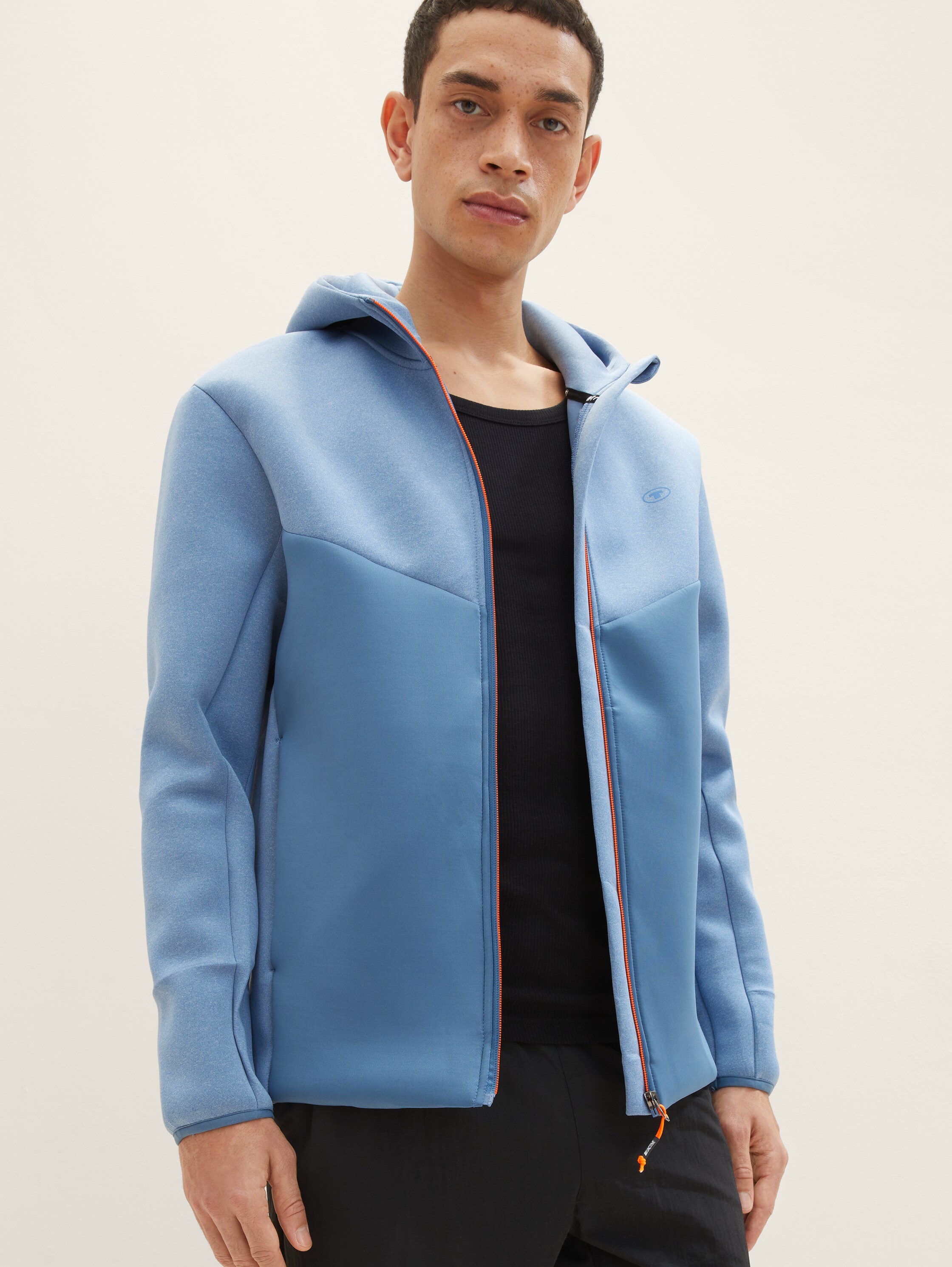 Sport-Sweatjacke mit Kapuze - 1