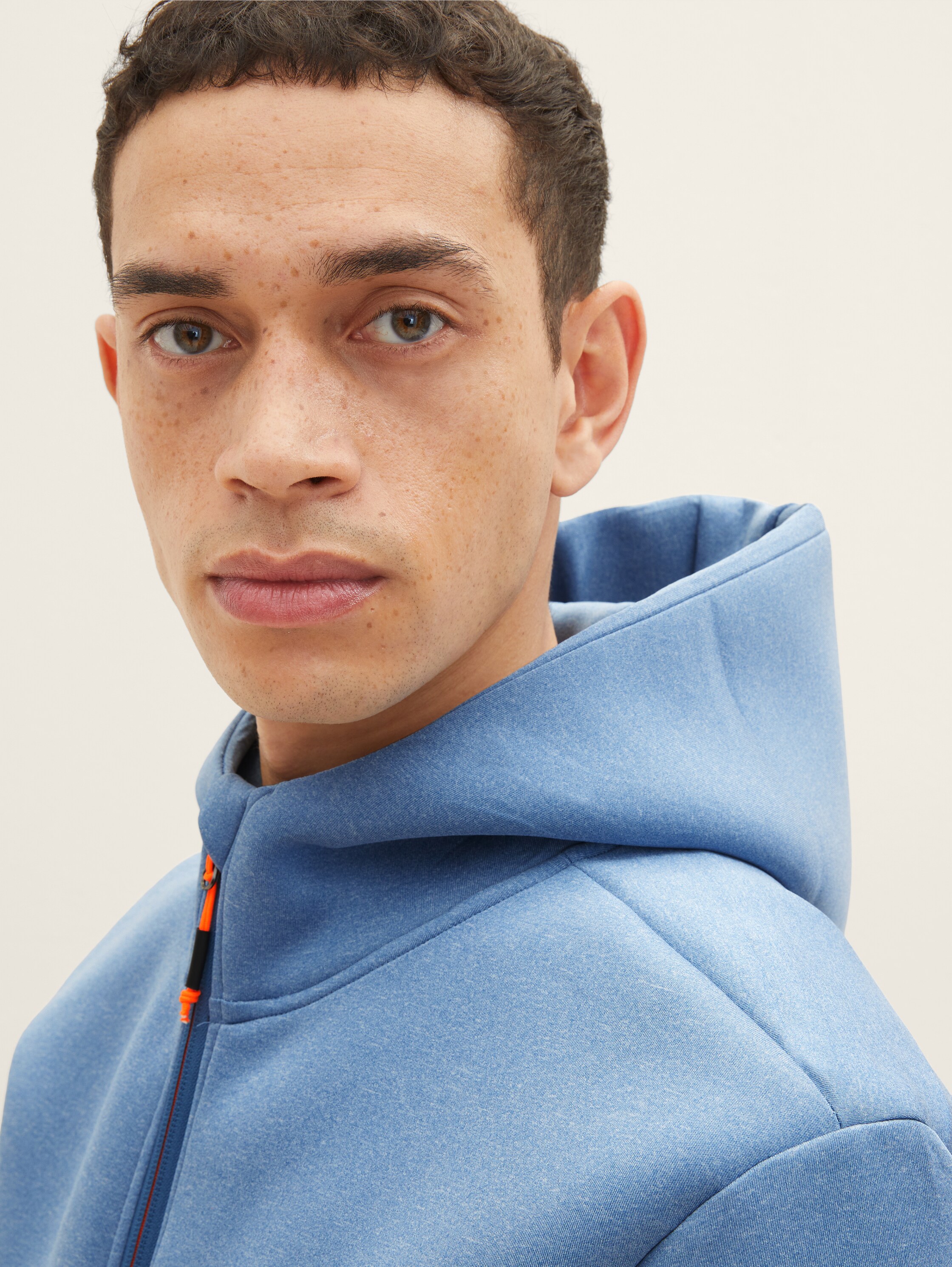 Sport-Sweatjacke mit Kapuze - 6