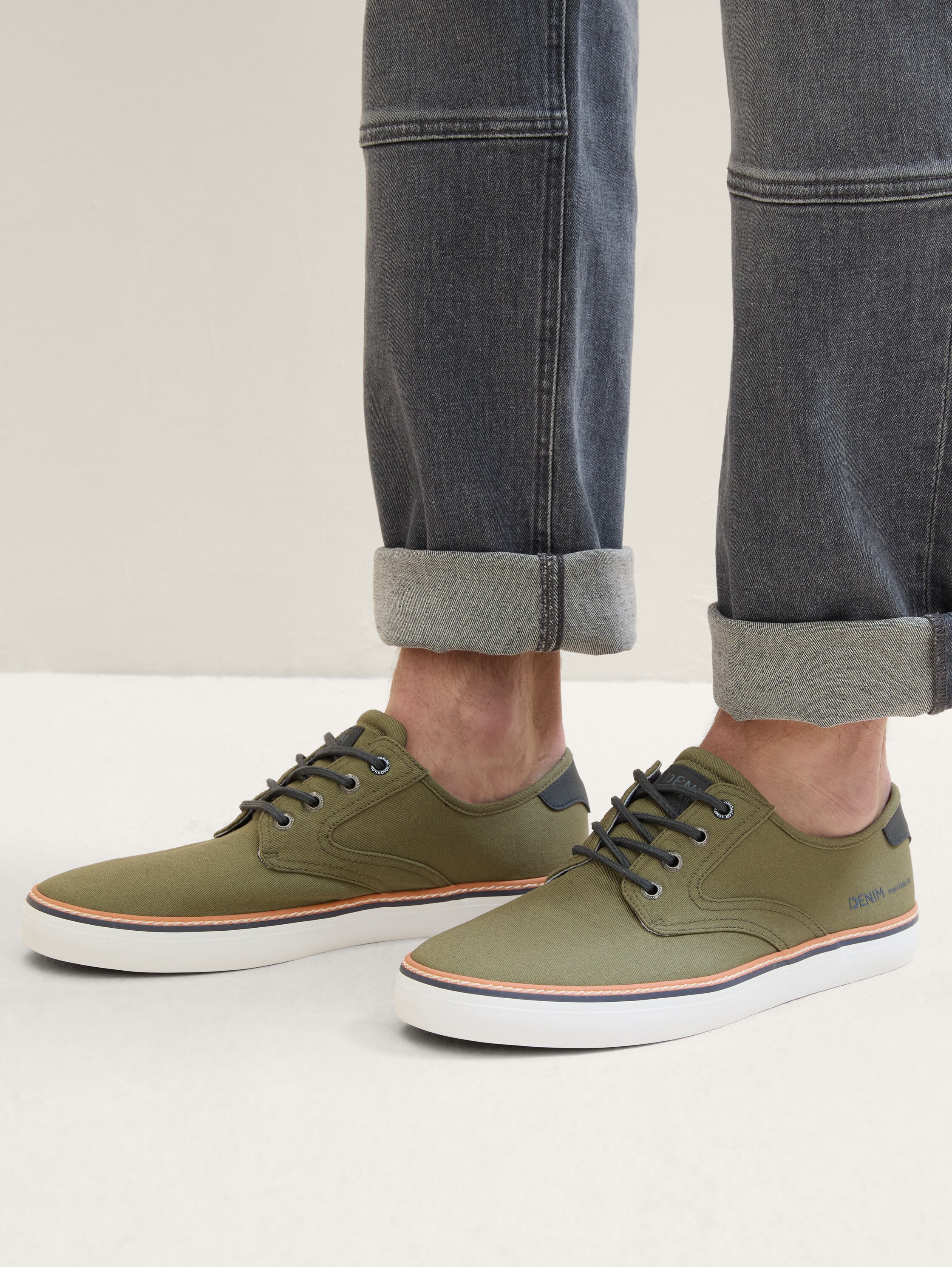 Sneaker aus Wildleder - 1
