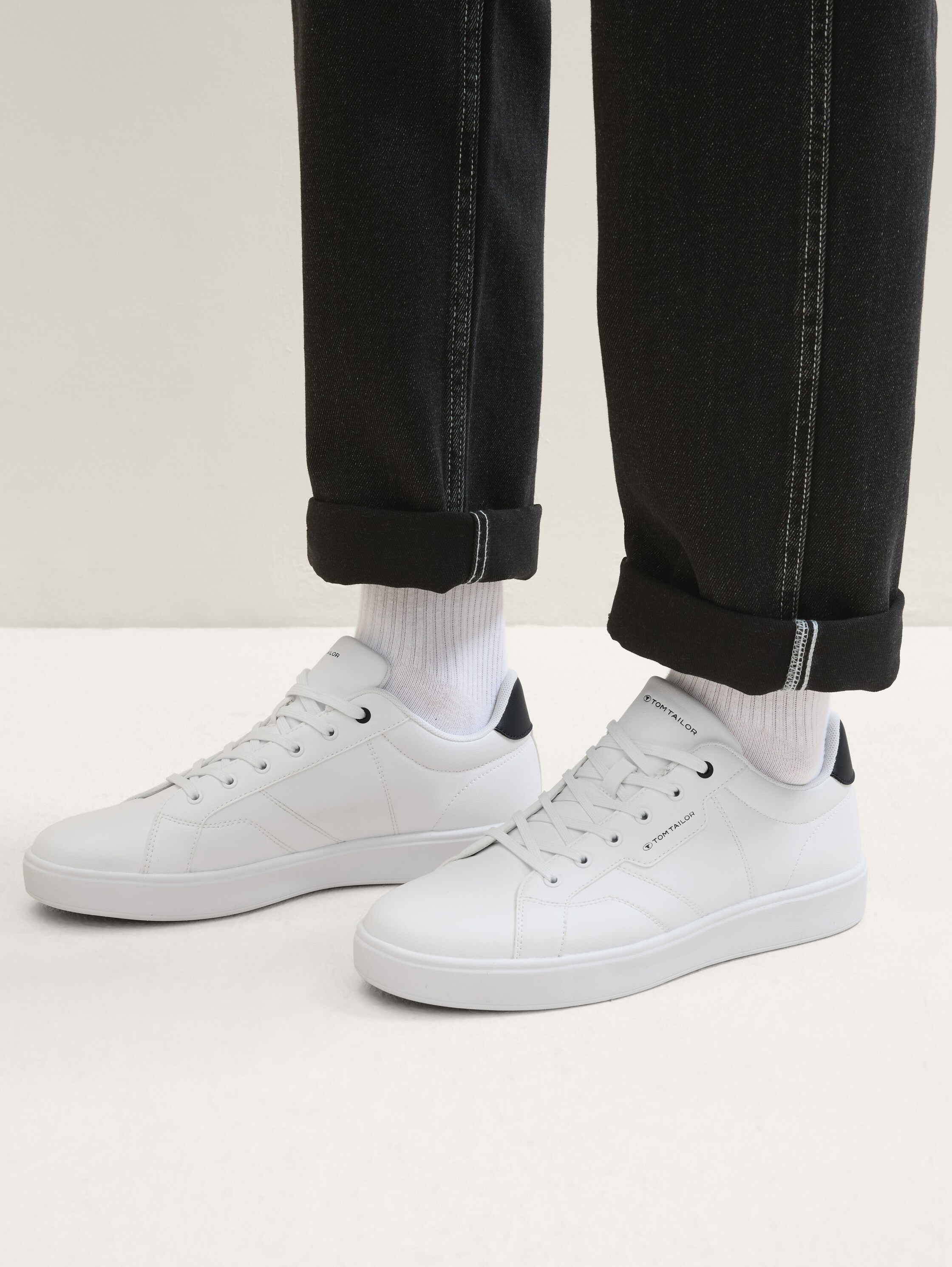 Basic Sneaker aus Kunstleder - weiß - Beine
