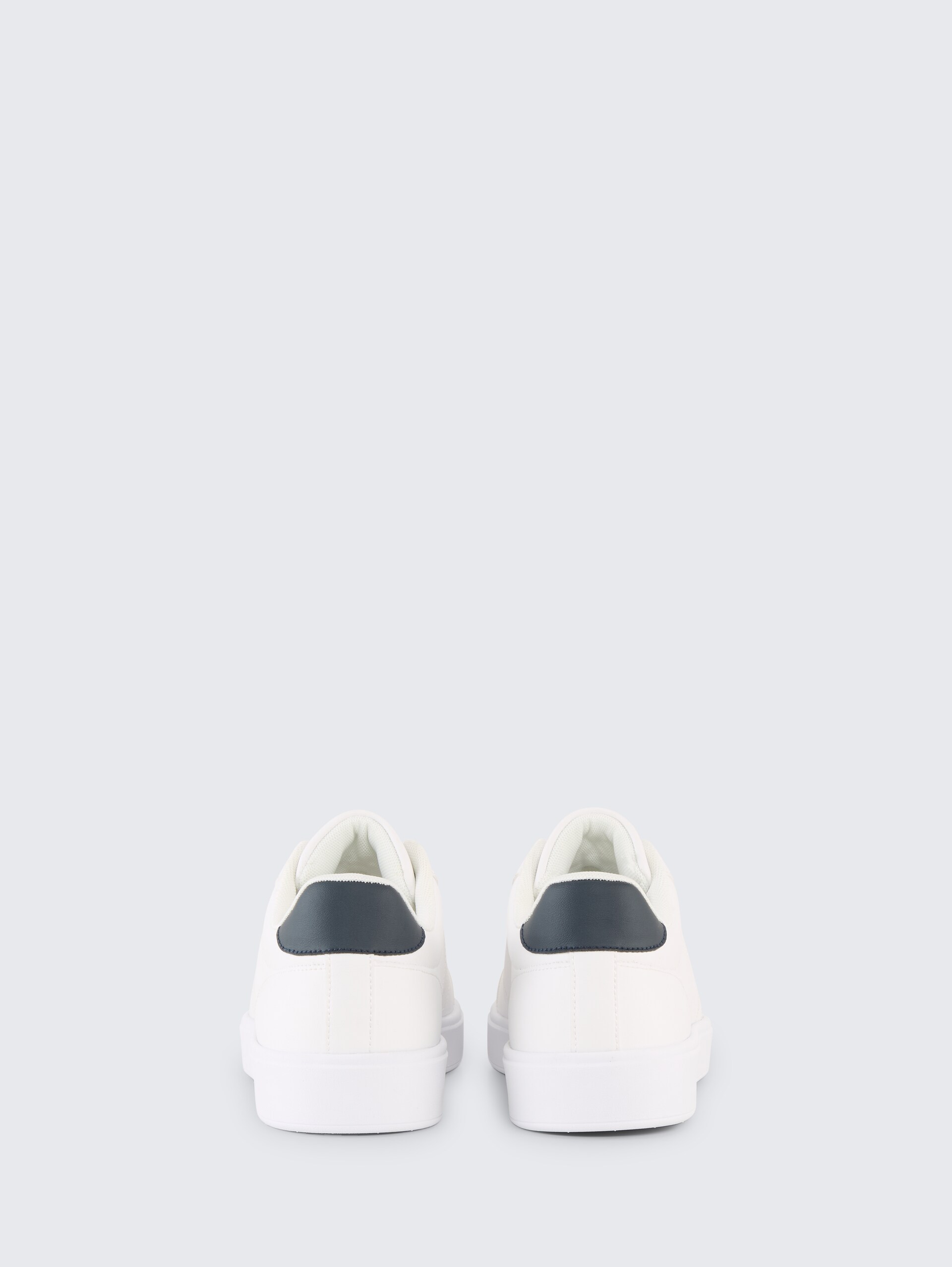 Sneaker aus Lederimitat - white - Produkt-Rückansicht