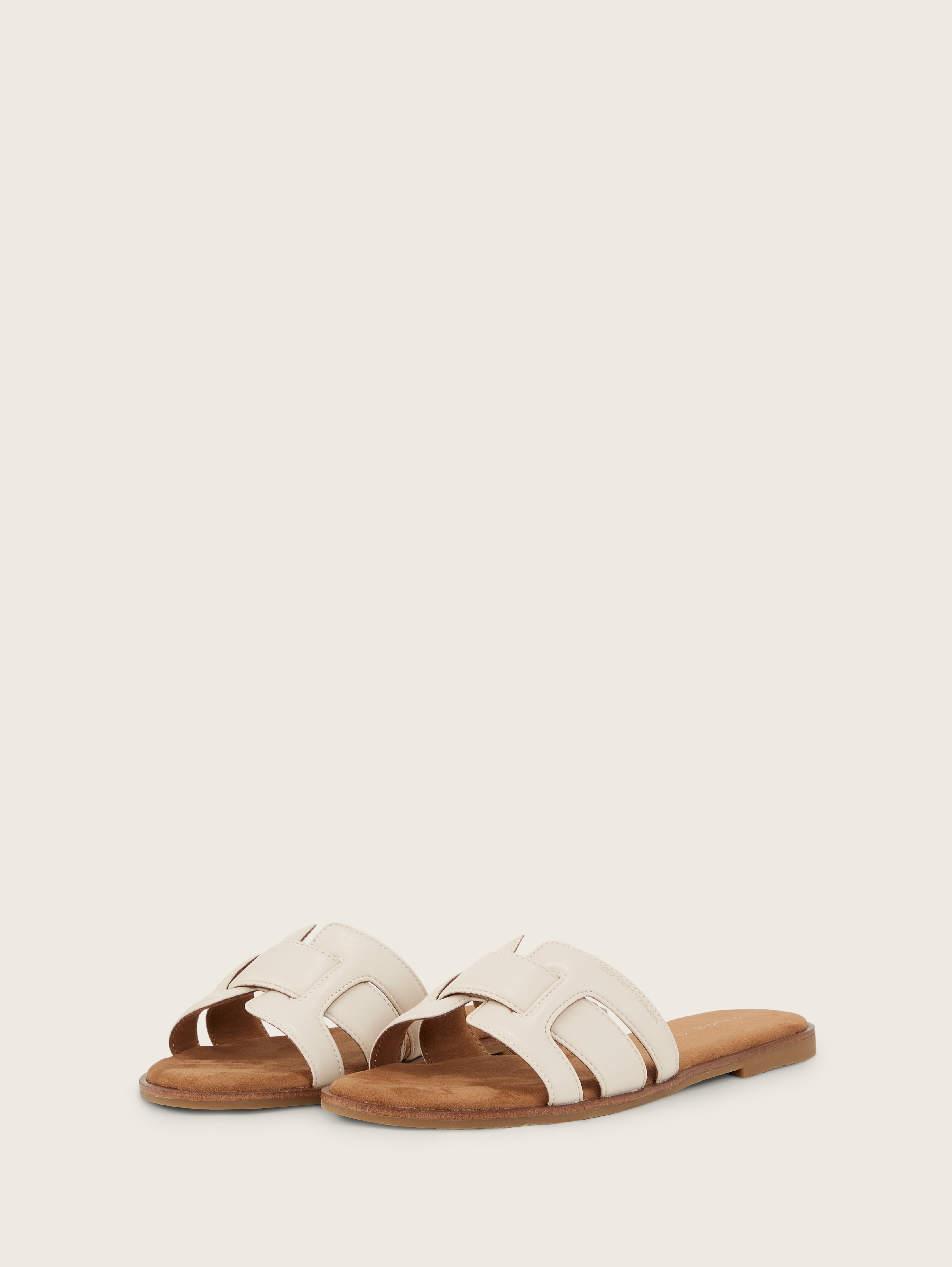 Flache Sandalen mit weicher Sohle von Women, cream