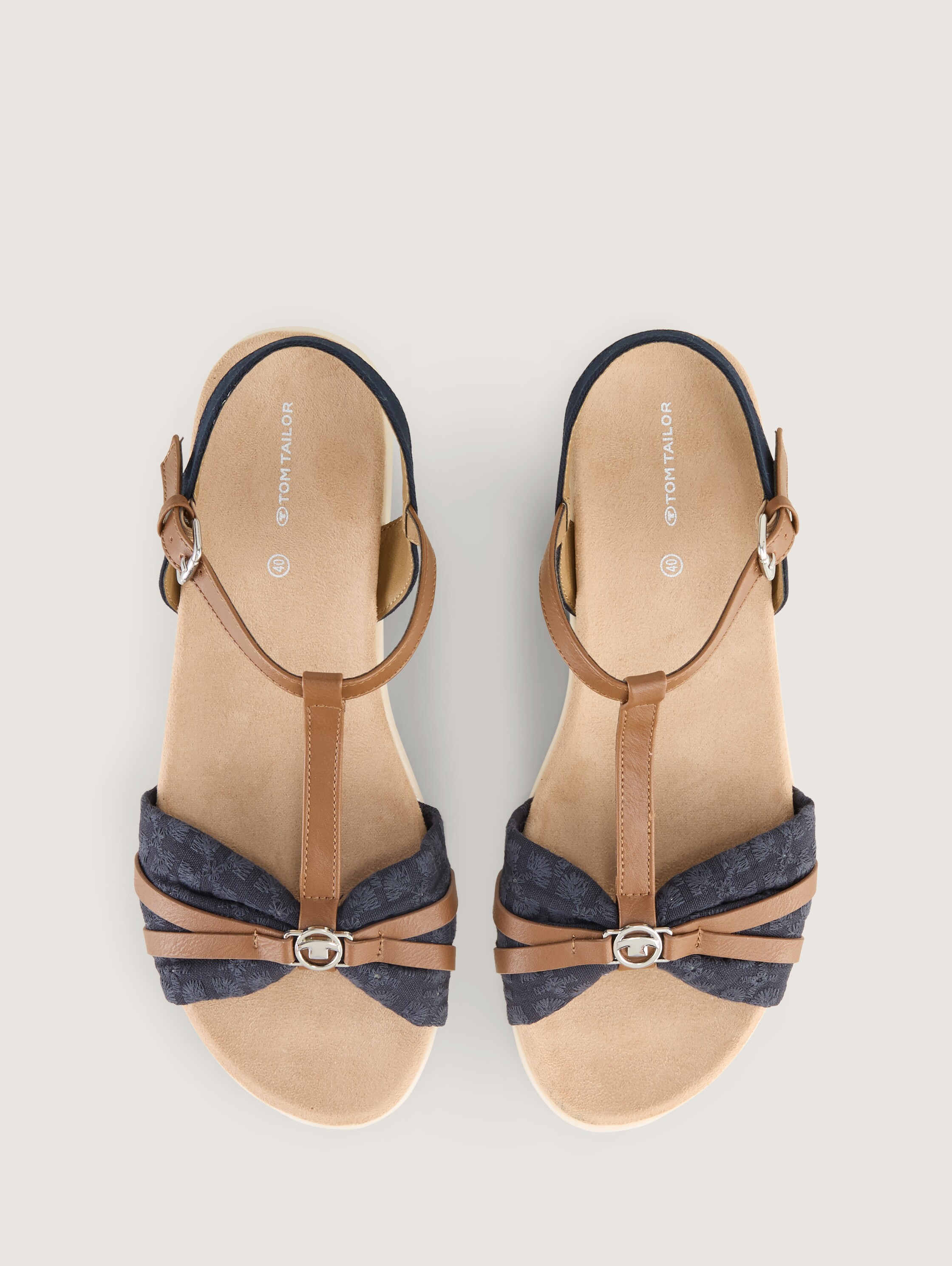 Flache Sandalen mit Stickereien - navy - 