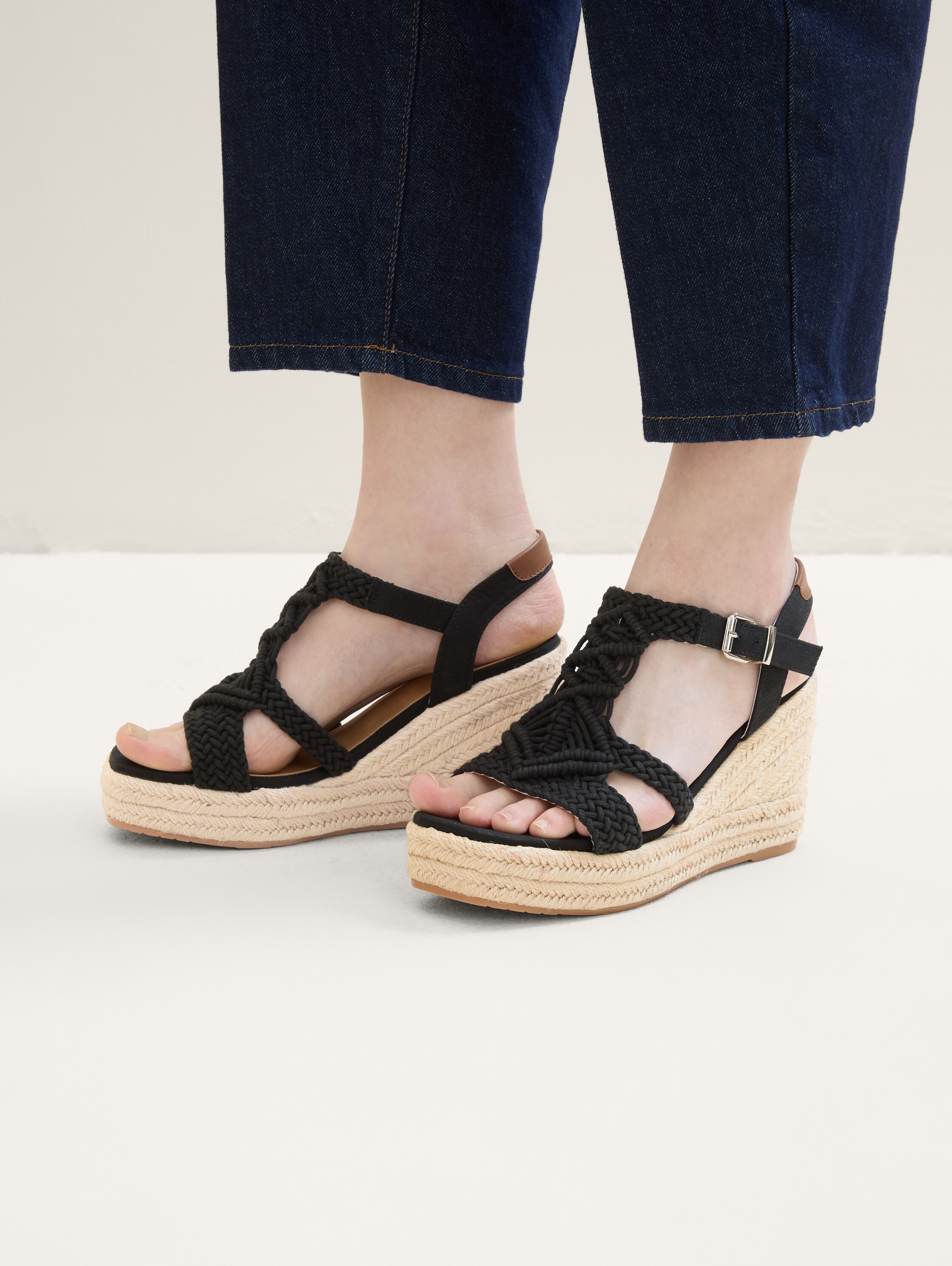 Keilsandalette mit geflochtenen Details - black_1 - 