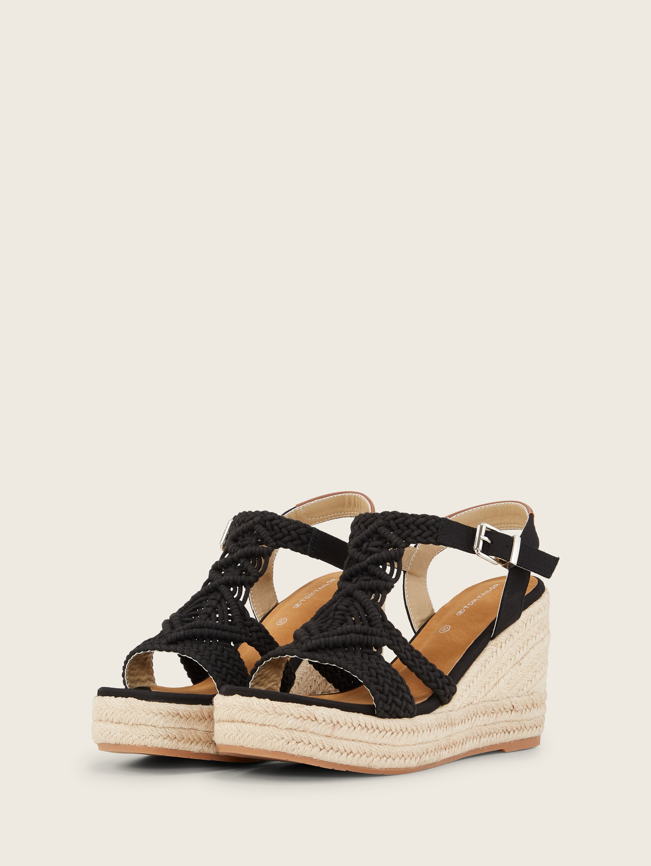 Keilsandalette mit geflochtenen Details - black_1 - 