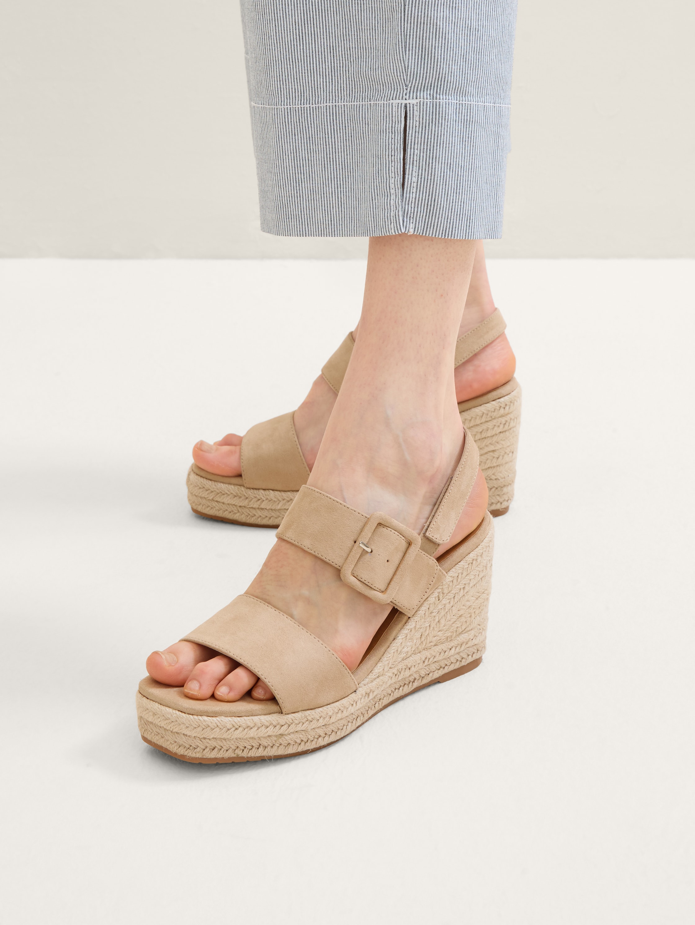 Keilsandalette mit Schnalle - sand -