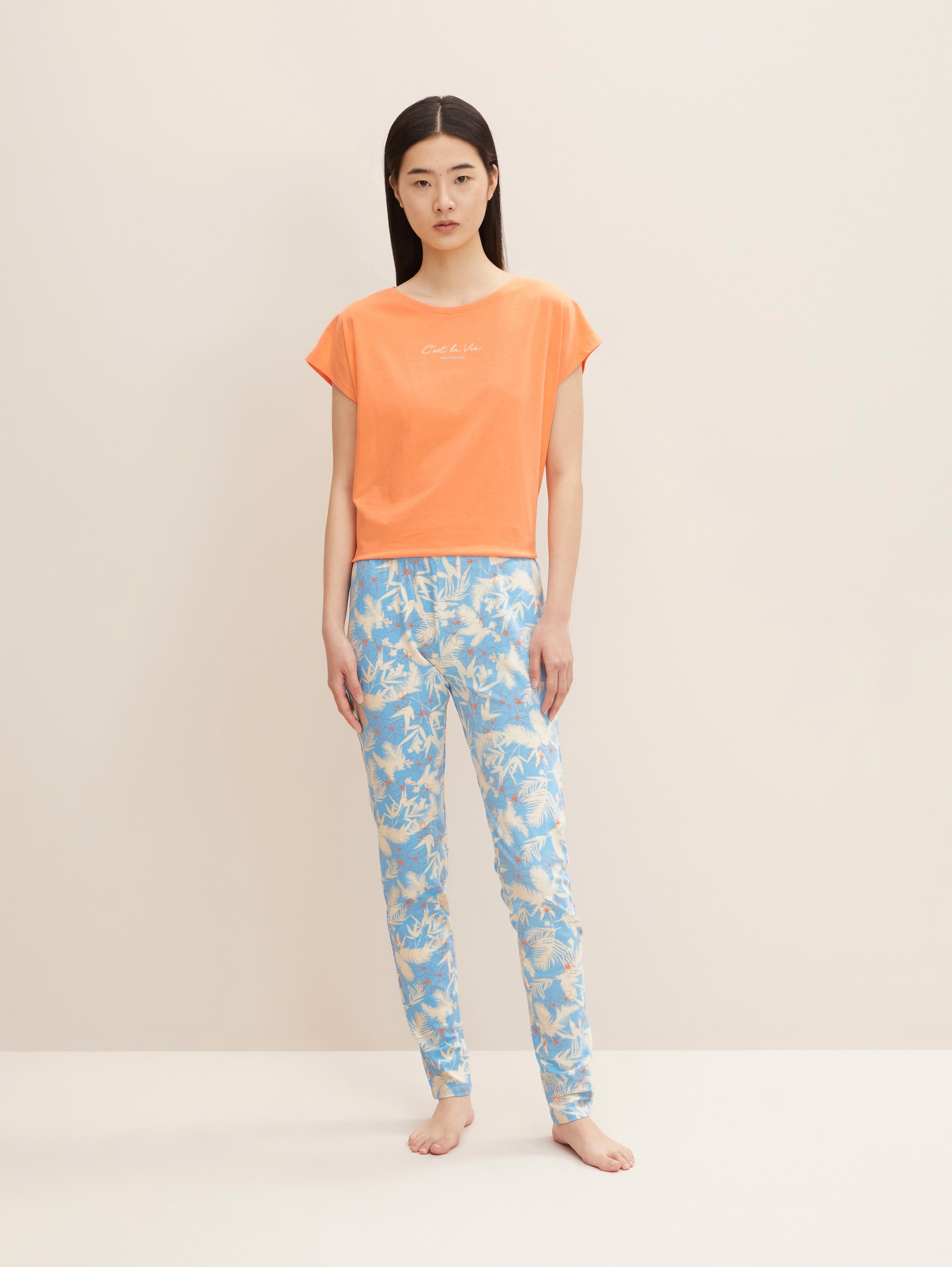 Pyjama Set - light-blue-allover - Model-Vorderansicht