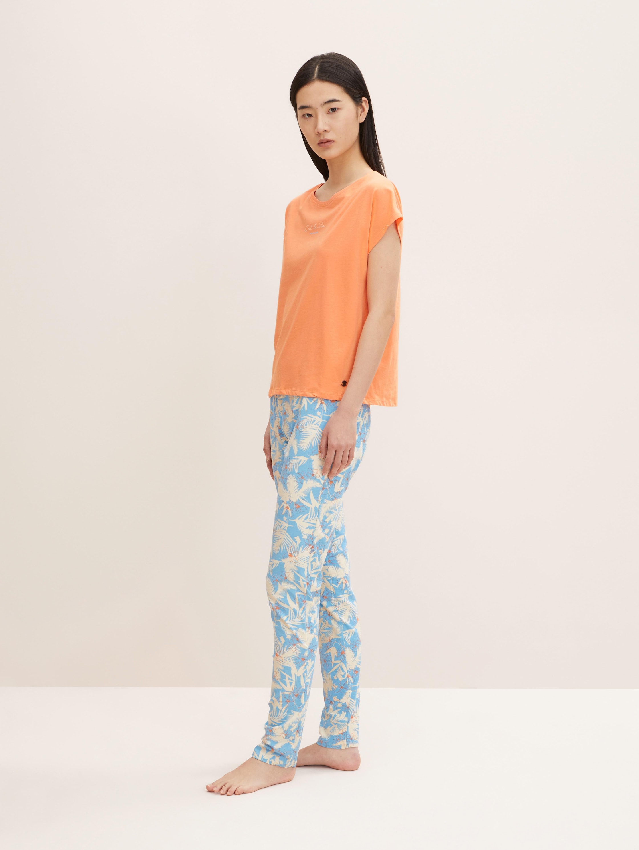 Pyjama Set - light-blue-allover - seitliche Model-Ansicht