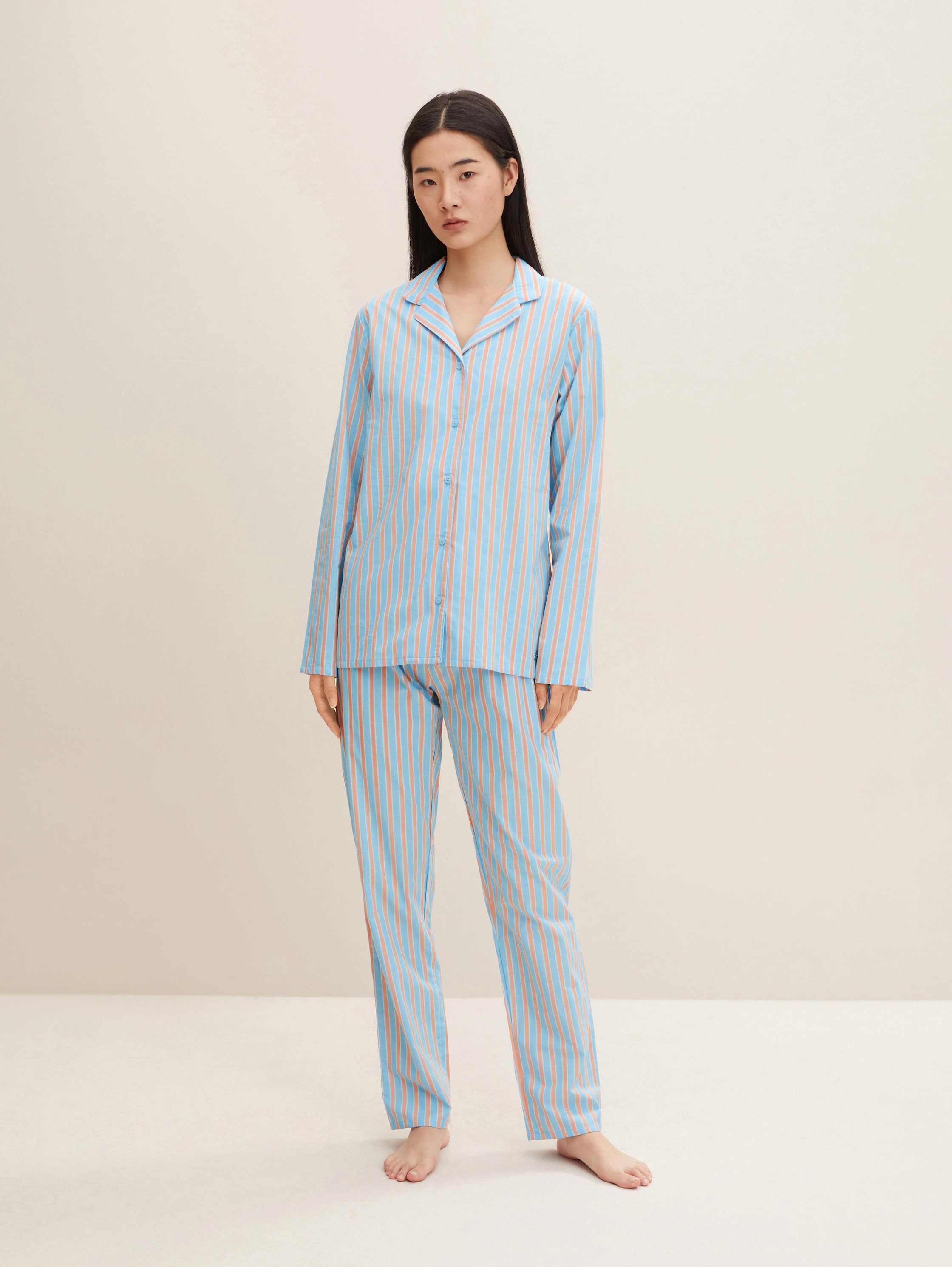 Pyjama-Set mit Streifenmuster - blue stripes - Model-Vorderansicht