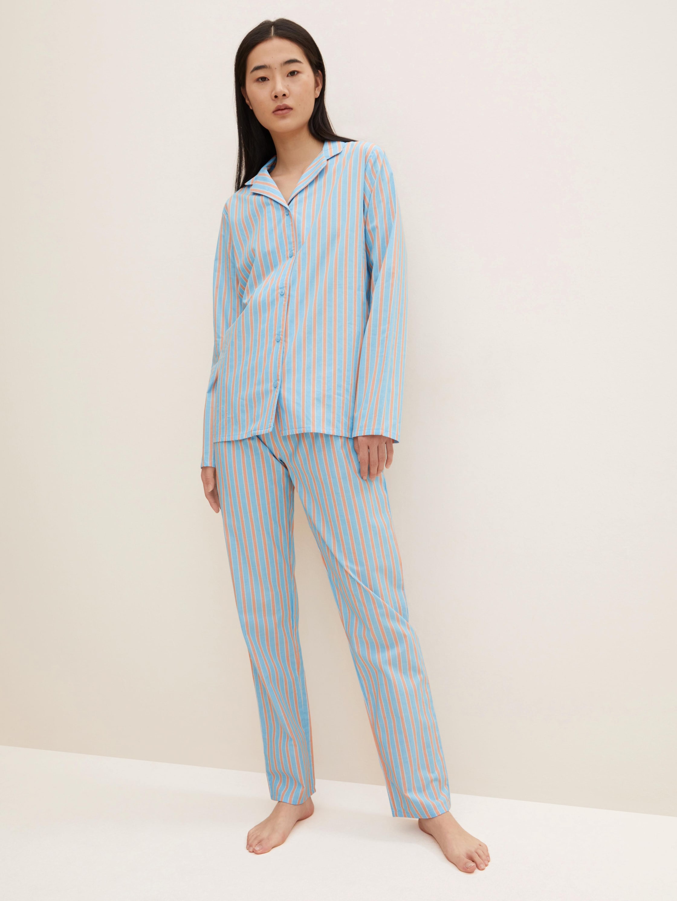 Pyjama-Set mit Streifenmuster - blue stripes - seitliche Model-Ansicht