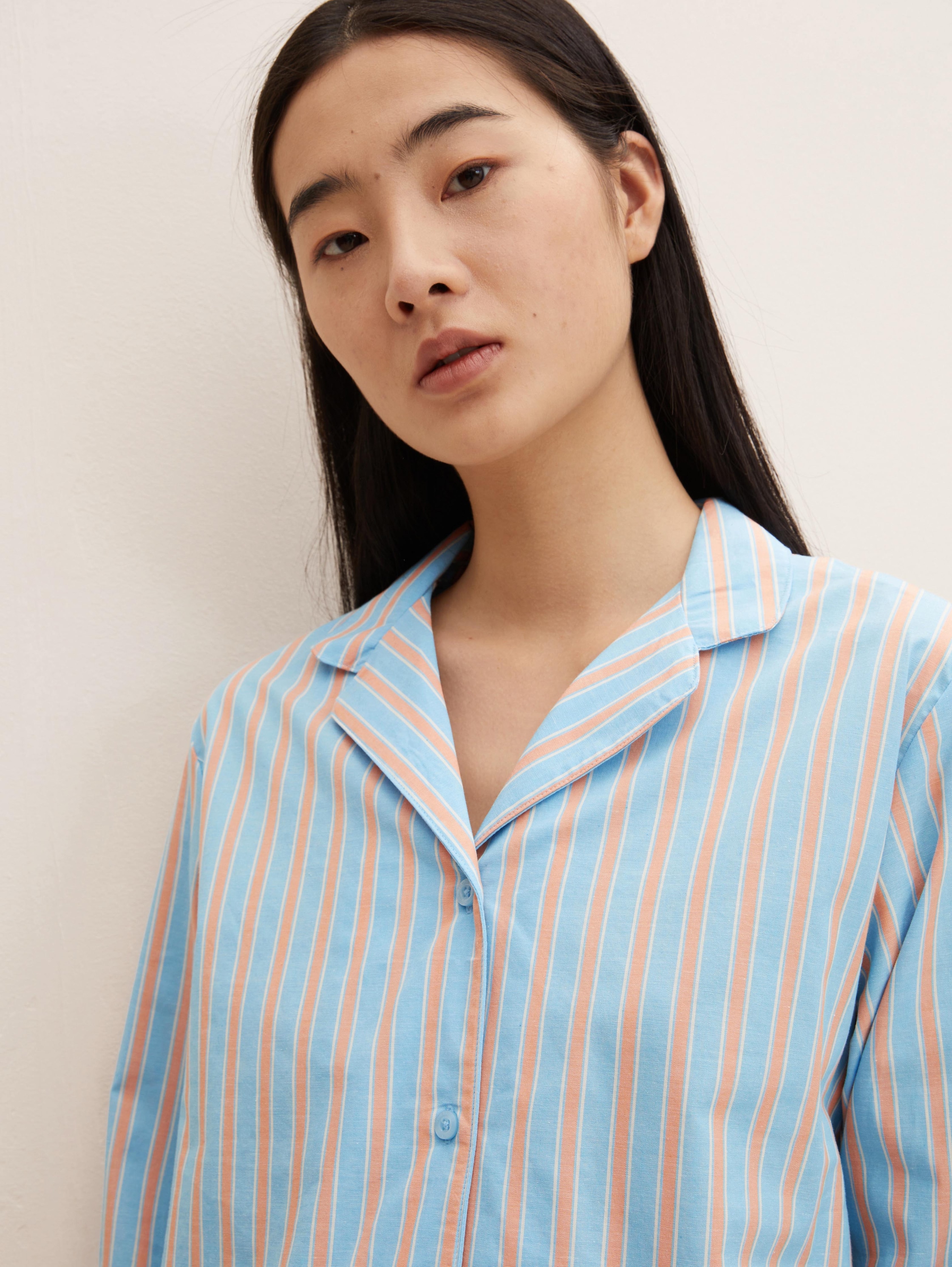 Pyjama-Set mit Streifenmuster - blue stripes - Detail-Model-Ansicht