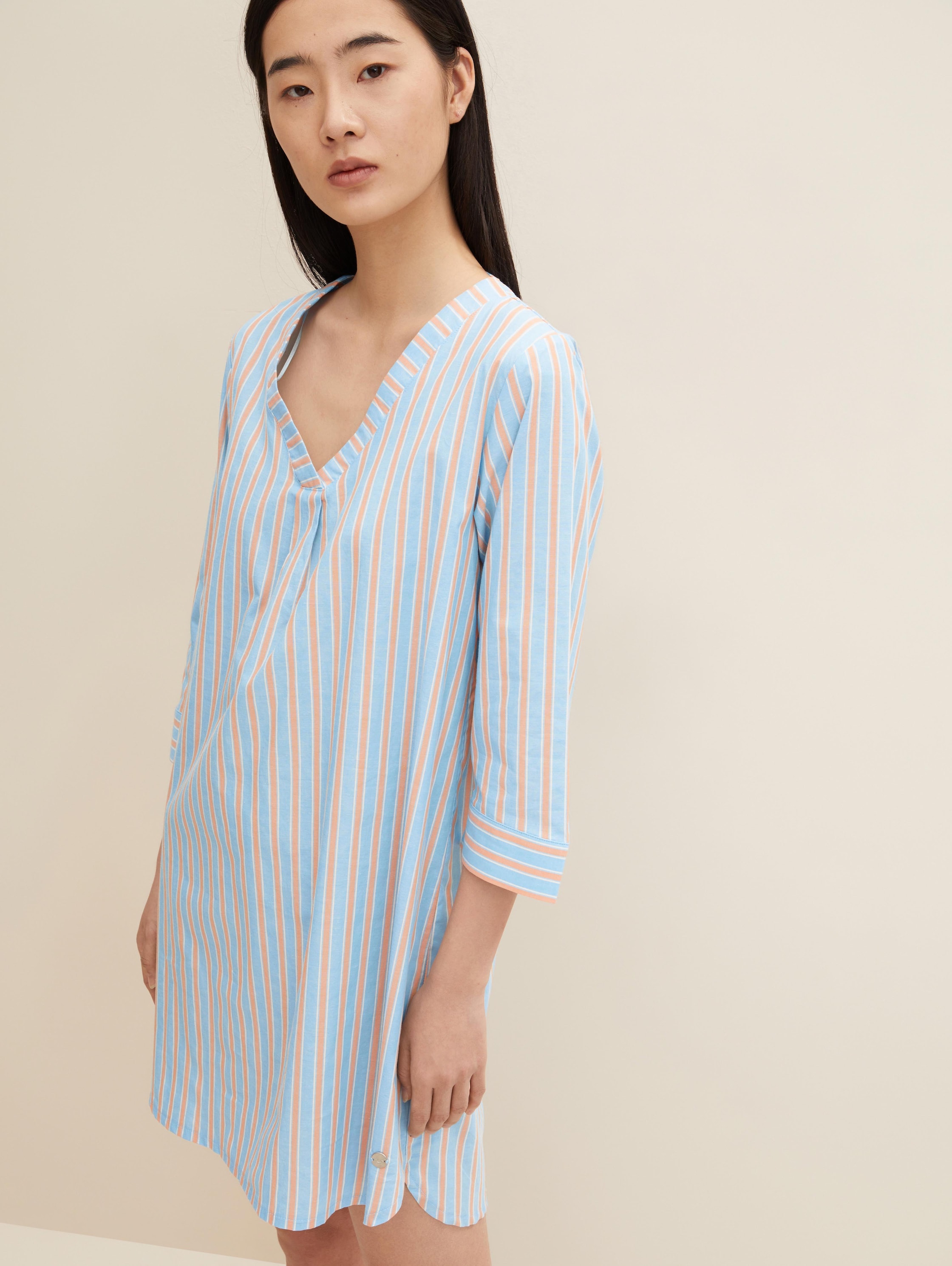 Nachthemd mit Streifenmuster - blue stripes - seitliche Model-Ansicht