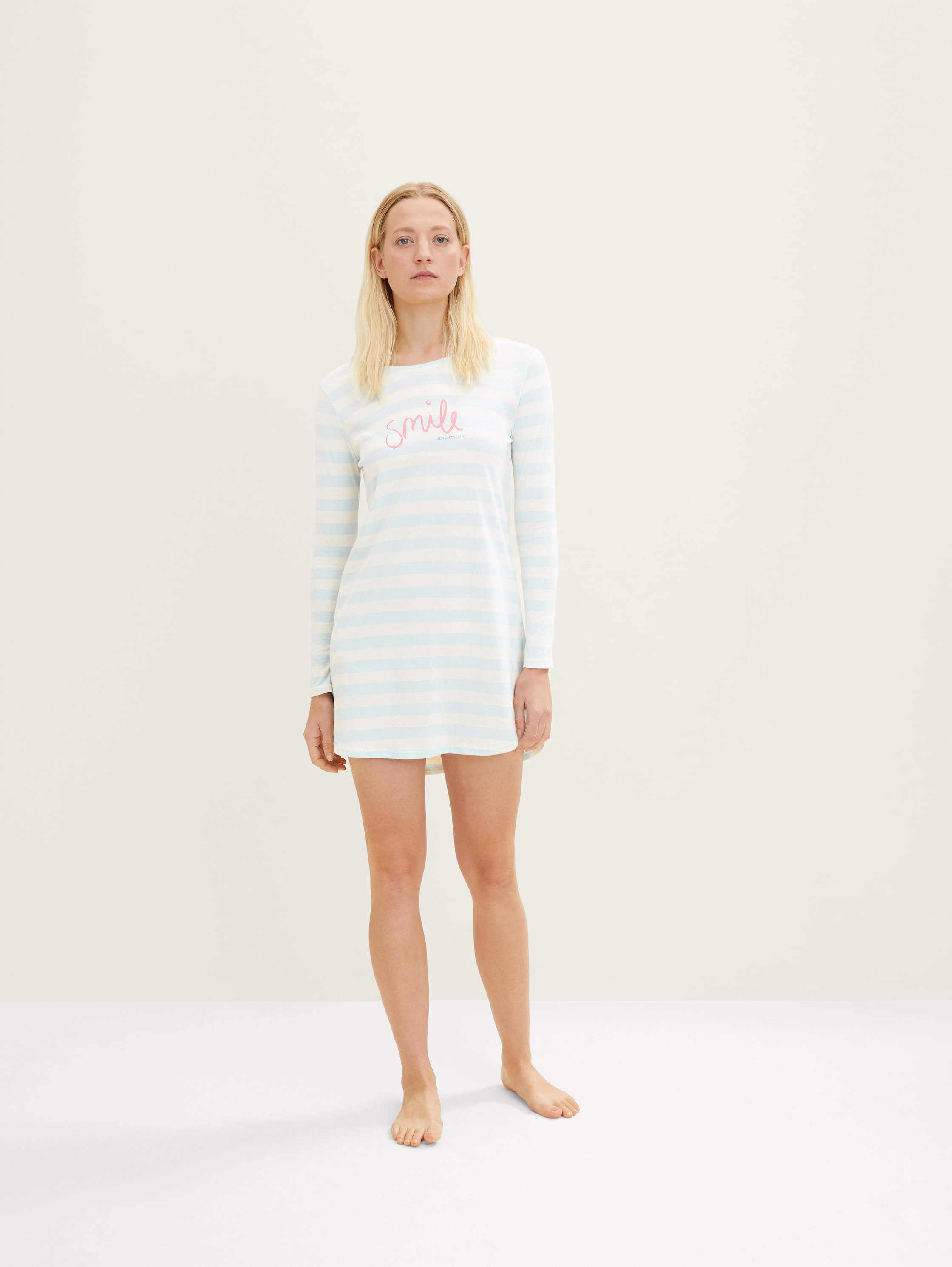 Gestreiftes Nachthemd mit Textprint - blue-light-stripes - seitliche Model-Ansicht