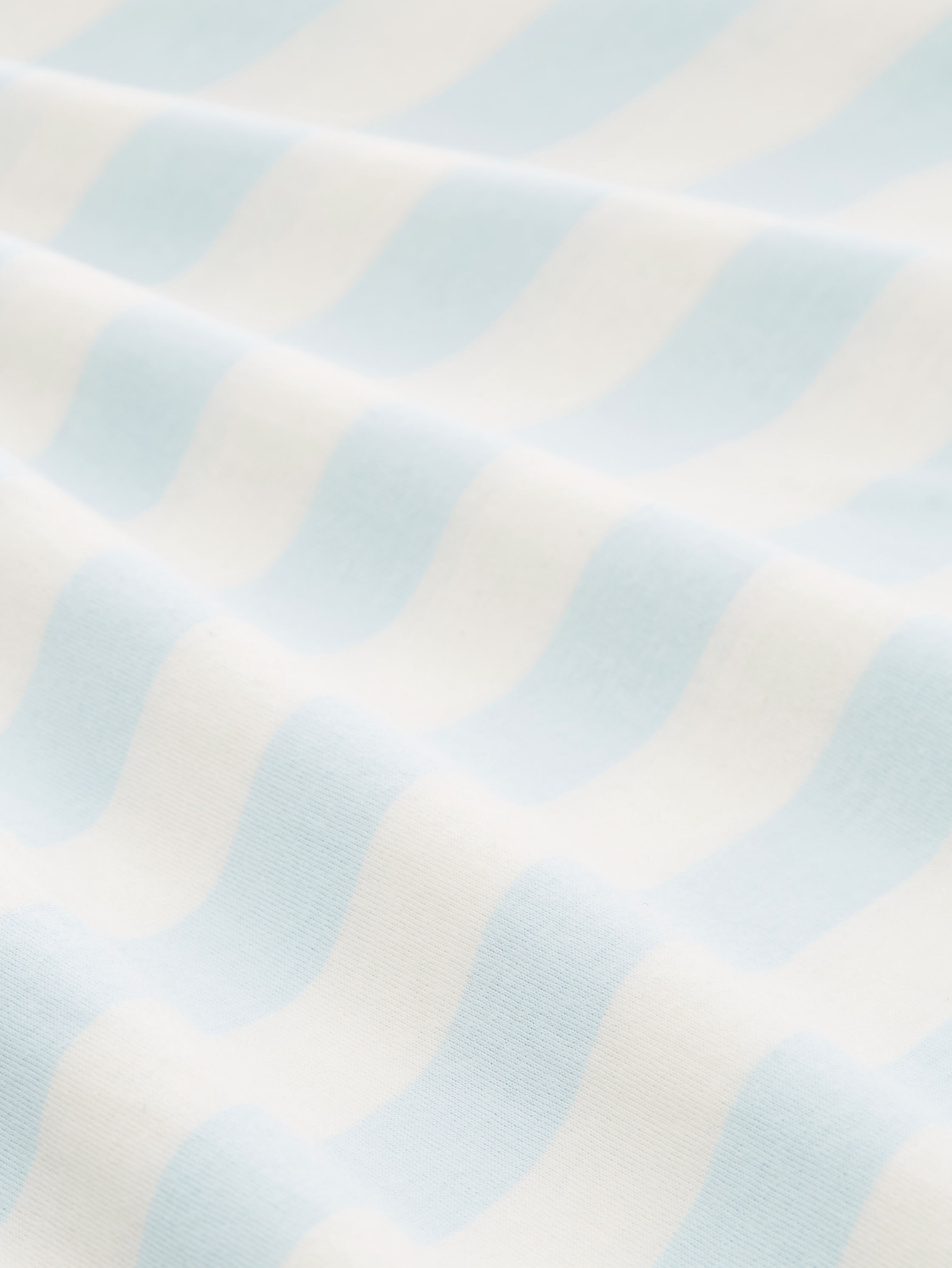 Gestreiftes Nachthemd mit Textprint - blue-light-stripes - Material-Ansicht