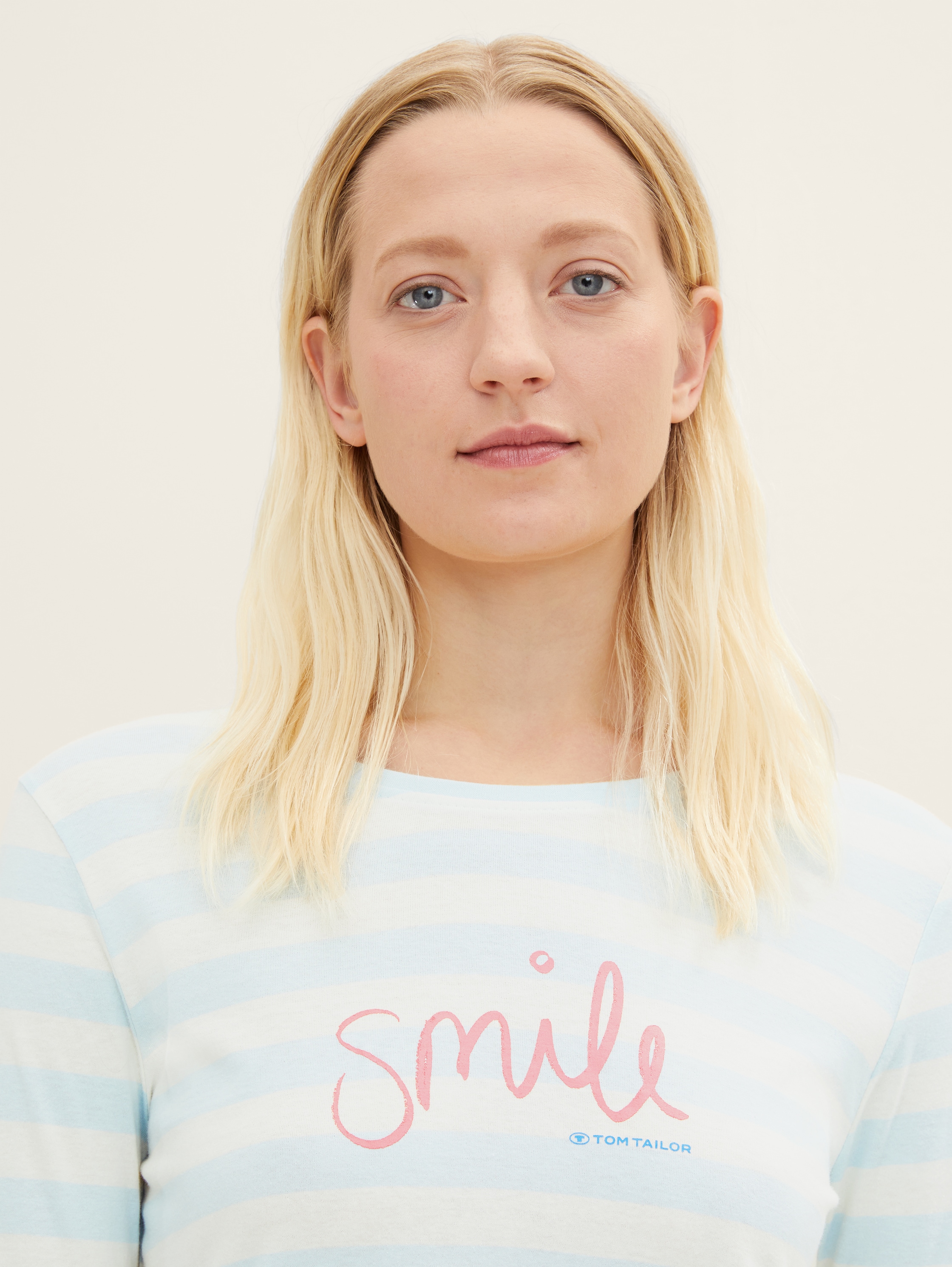 Gestreiftes Nachthemd mit Textprint - blue-light-stripes - Detail-Model-Ansicht