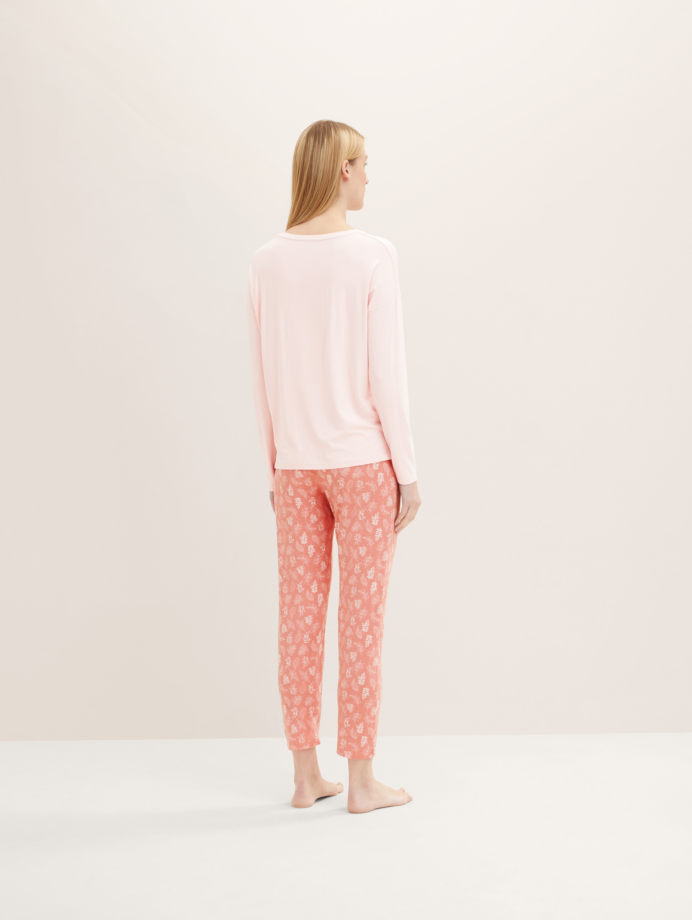 Pyjama - rot-hell-Allover - Model-Rückansicht