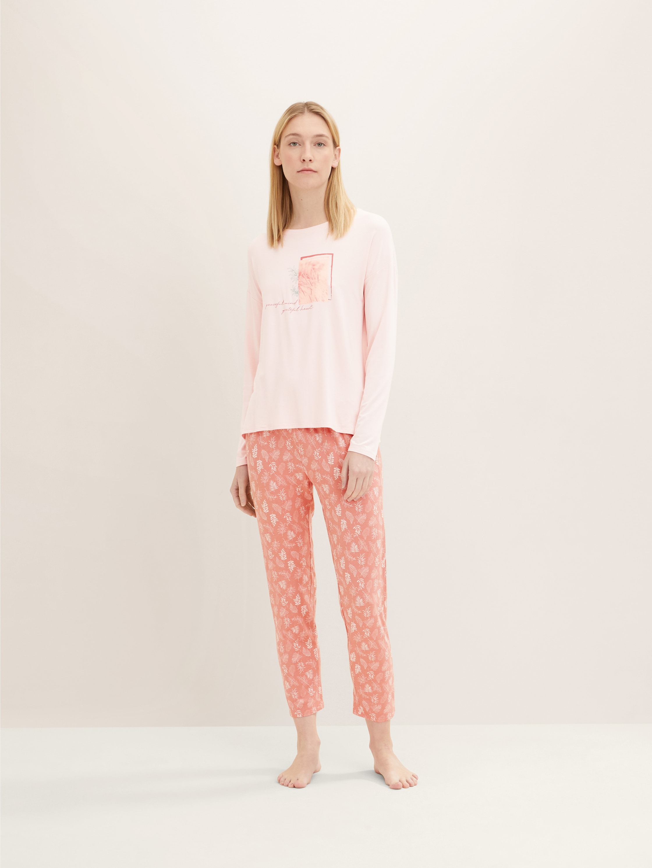 Pyjama - rot-hell-Allover - seitliche Model-Ansicht