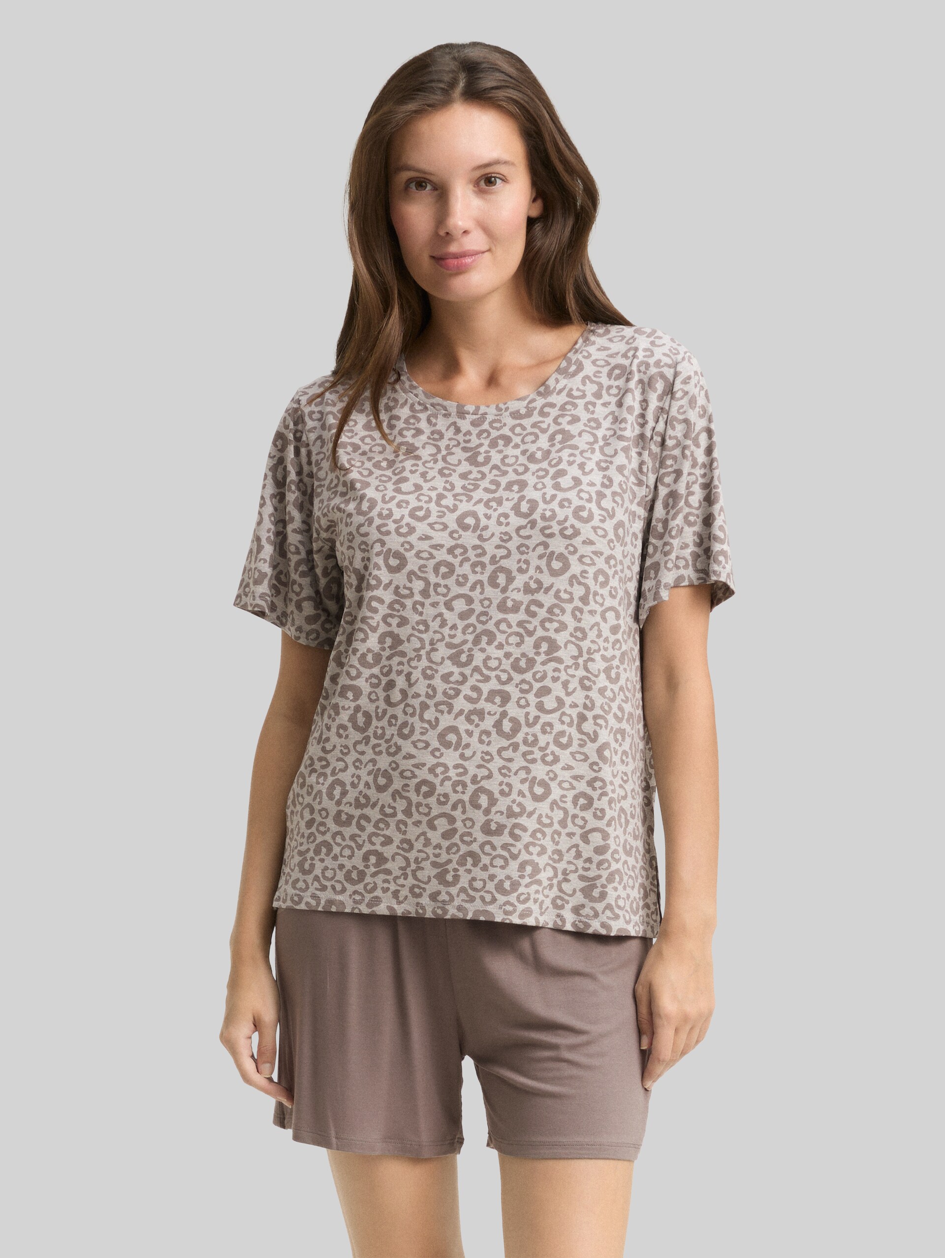 Pyjama set with leopard print - grey-medium-allover - Model front view