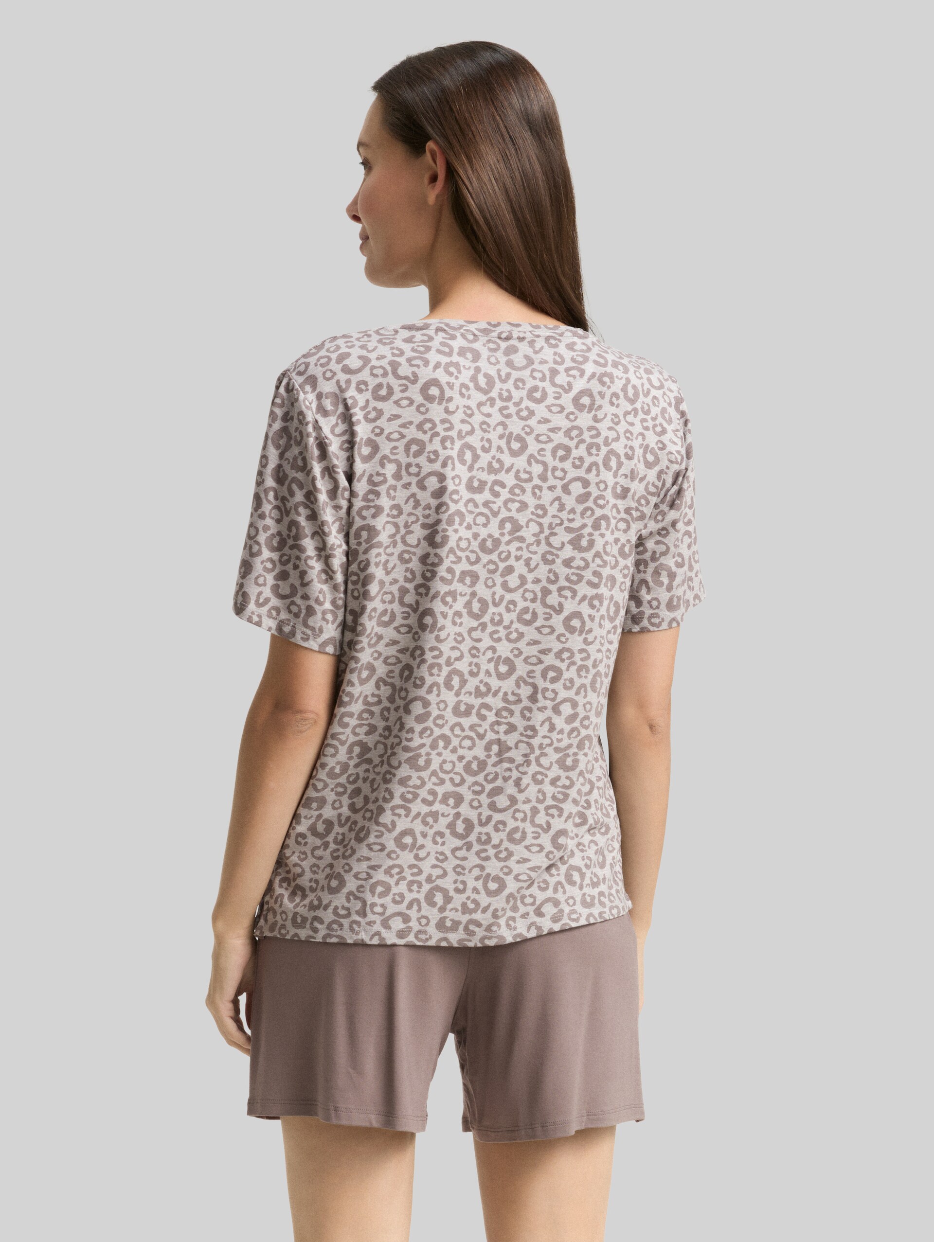 Pyjama set with leopard print - grey-medium-allover - Model-back view