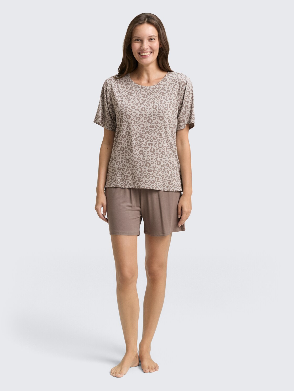 Pyjama-Set mit Leo-Print - grey-medium-allover - seitliche Model-Ansicht