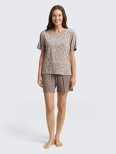 Pyjama-Set mit Leo-Print - grey-medium-allover - seitliche Model-Ansicht