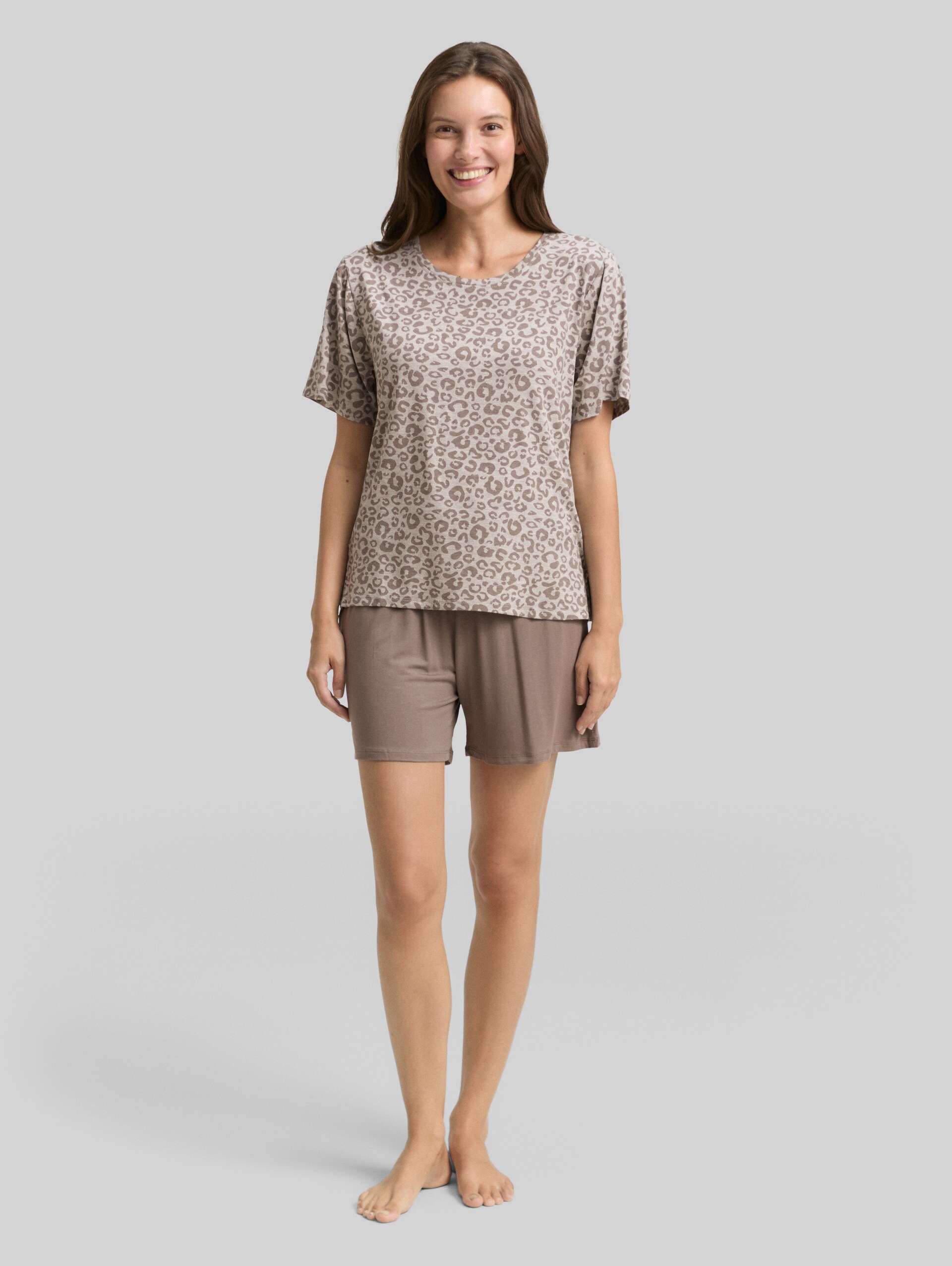 Pyjama set with leopard print - grey-medium-allover - side model view