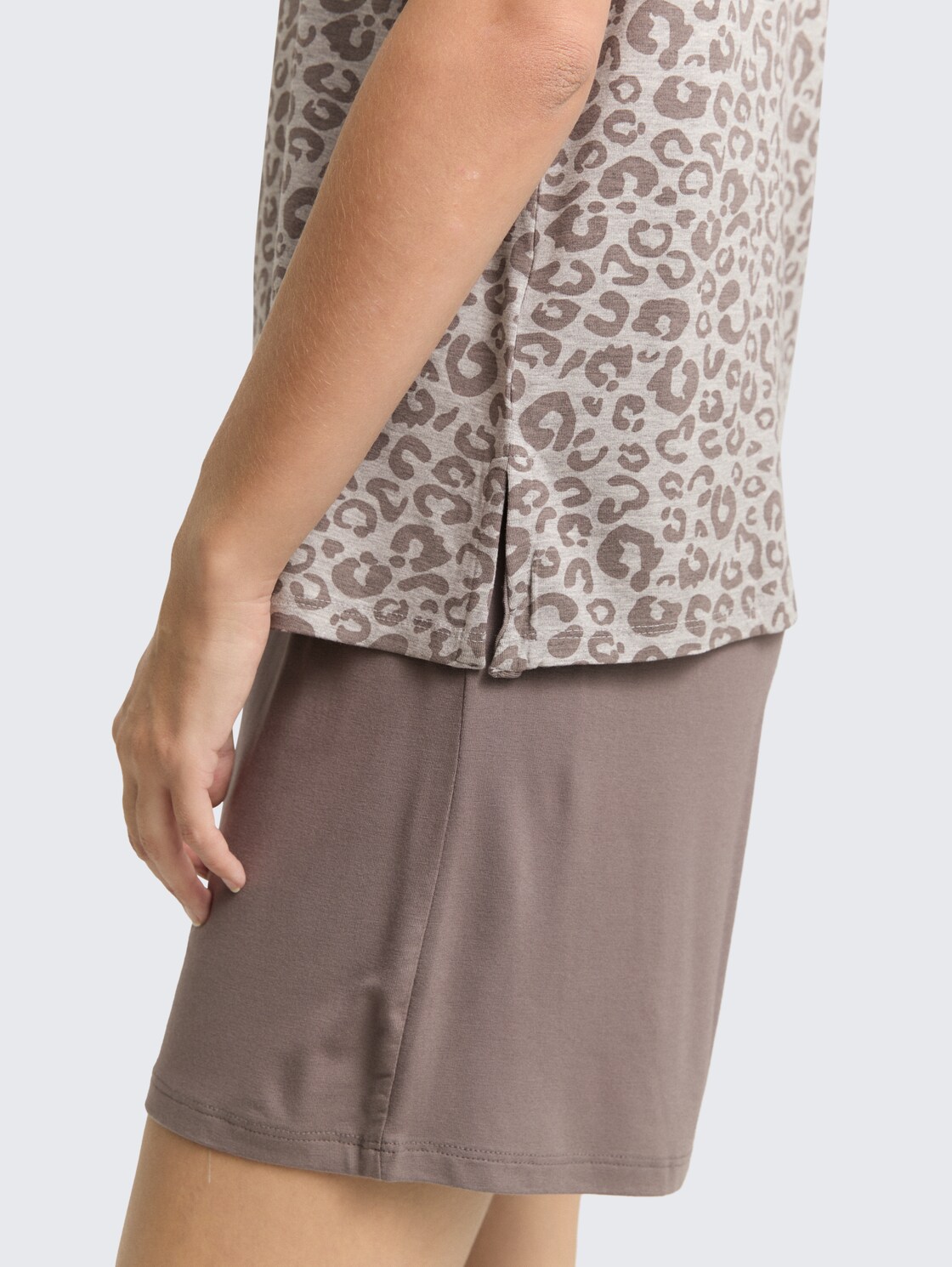 Pyjama-Set mit Leo-Print - grey-medium-allover - Detail-Model-Ansicht