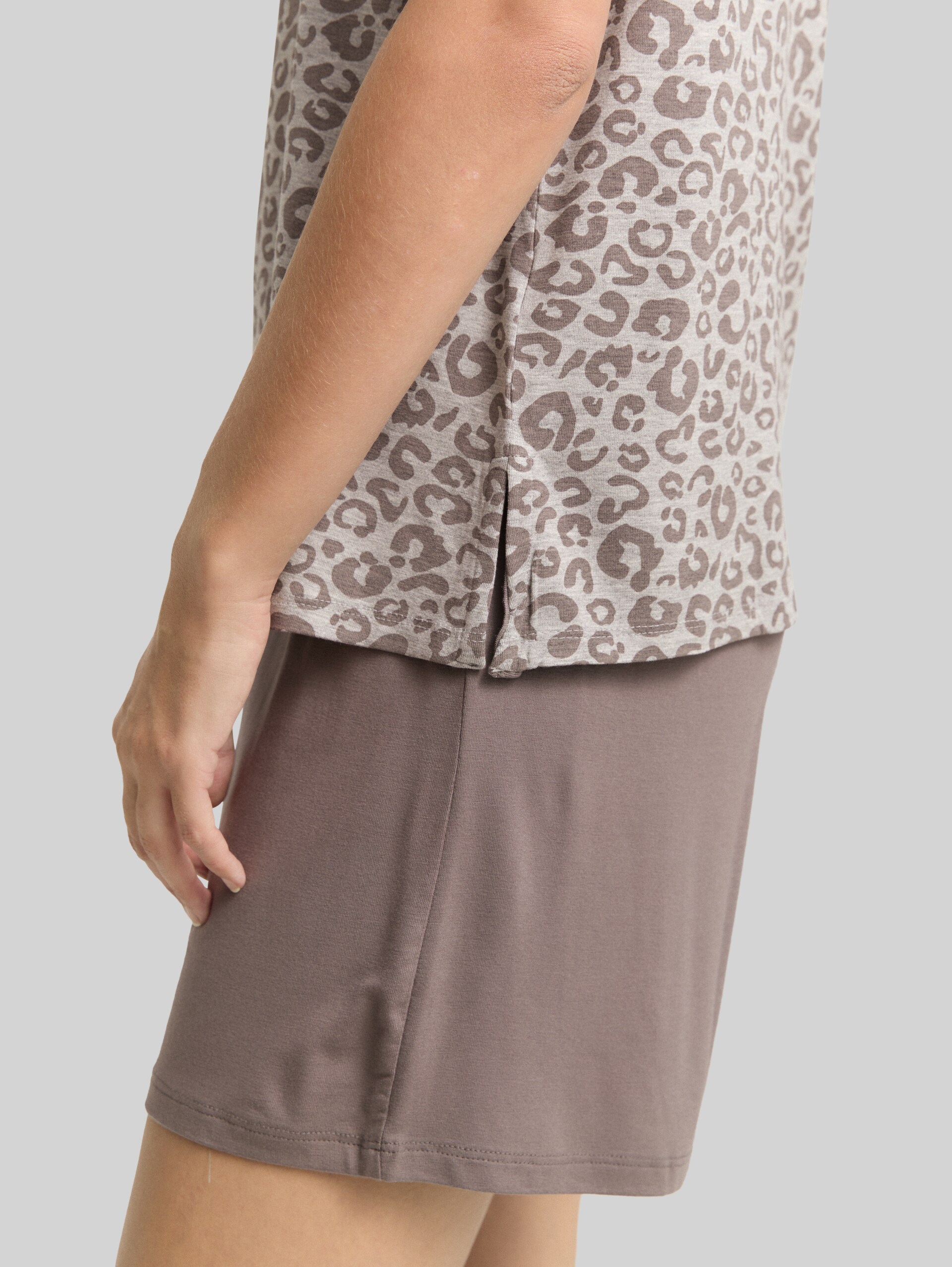 Pyjama set with leopard print - grey-medium-allover - Detail model view