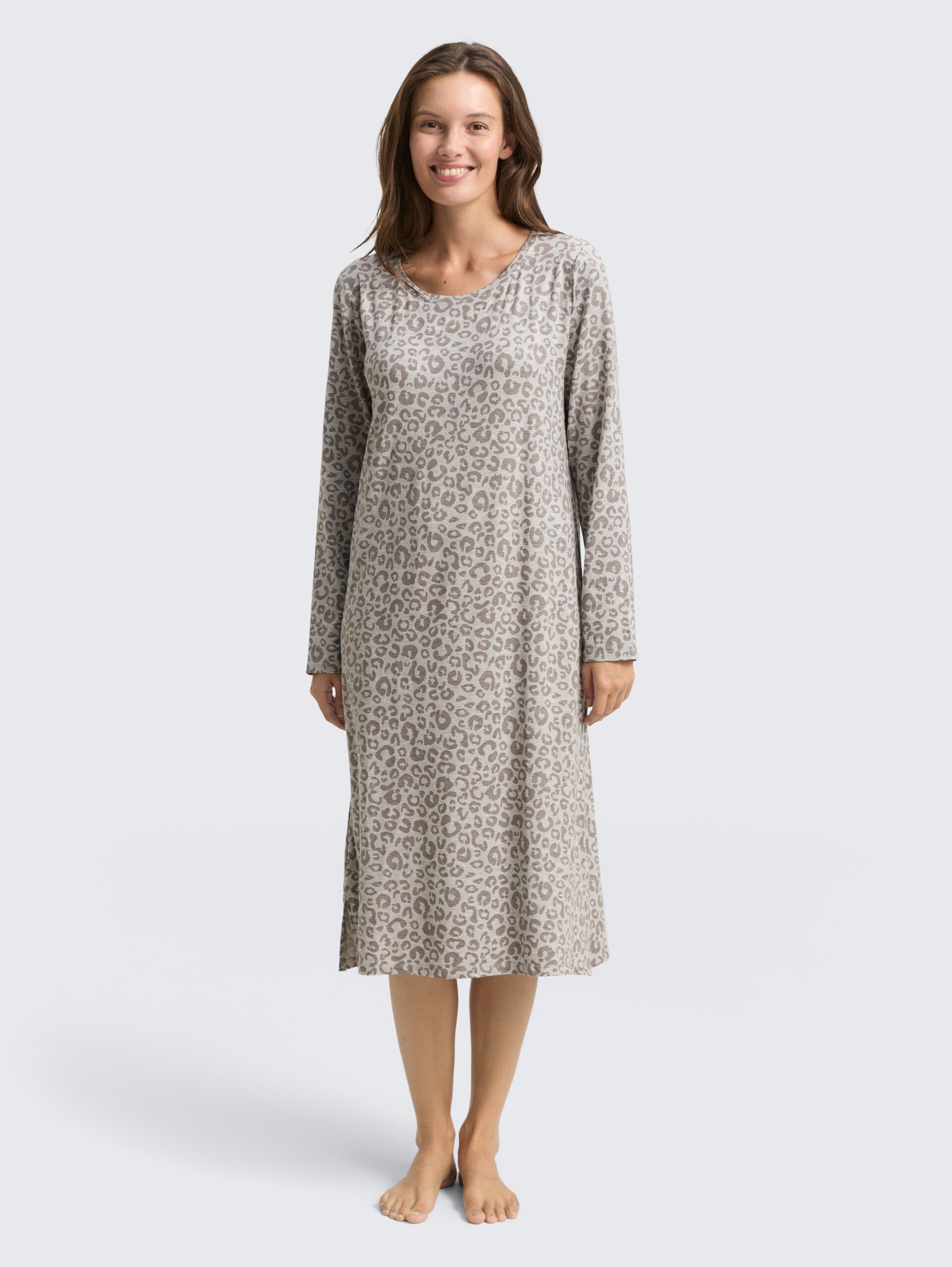 Nachthemd mit Leo-Print - grey-medium-allover - Model-Vorderansicht