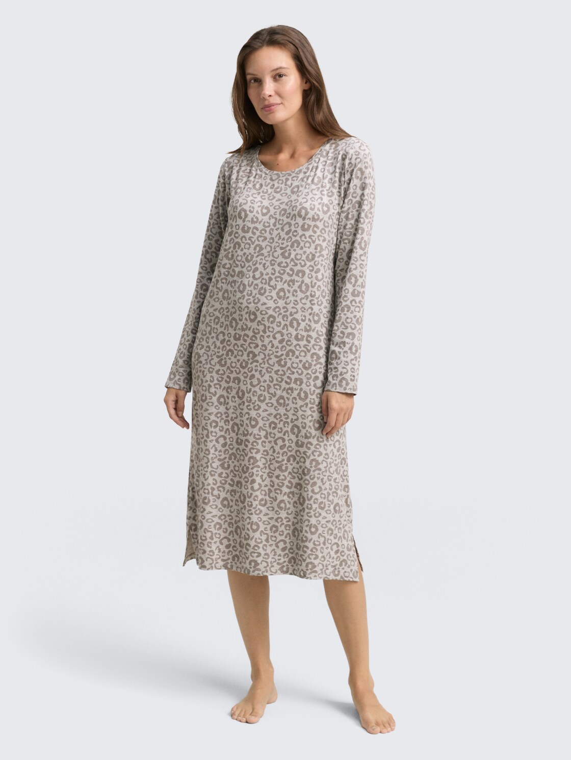 Nachthemd mit Leo-Print - grey-medium-allover - seitliche Model-Ansicht