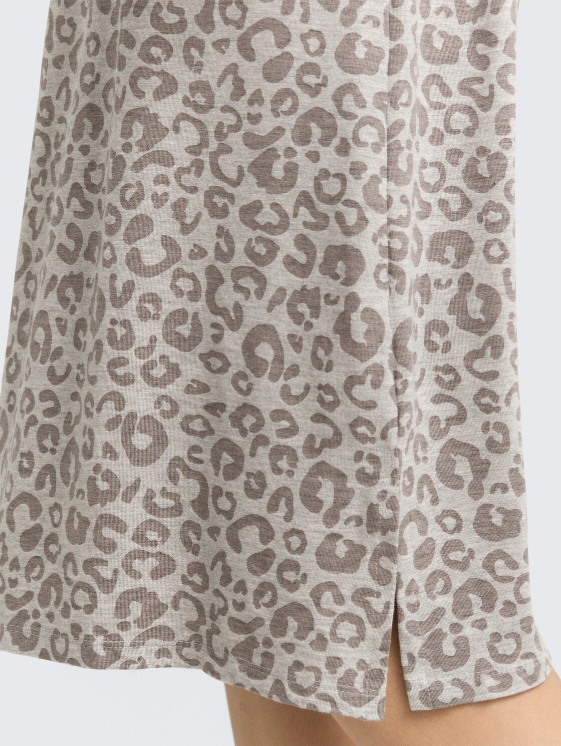 Nachthemd mit Leo-Print - grey-medium-allover - Detail-Model-Ansicht
