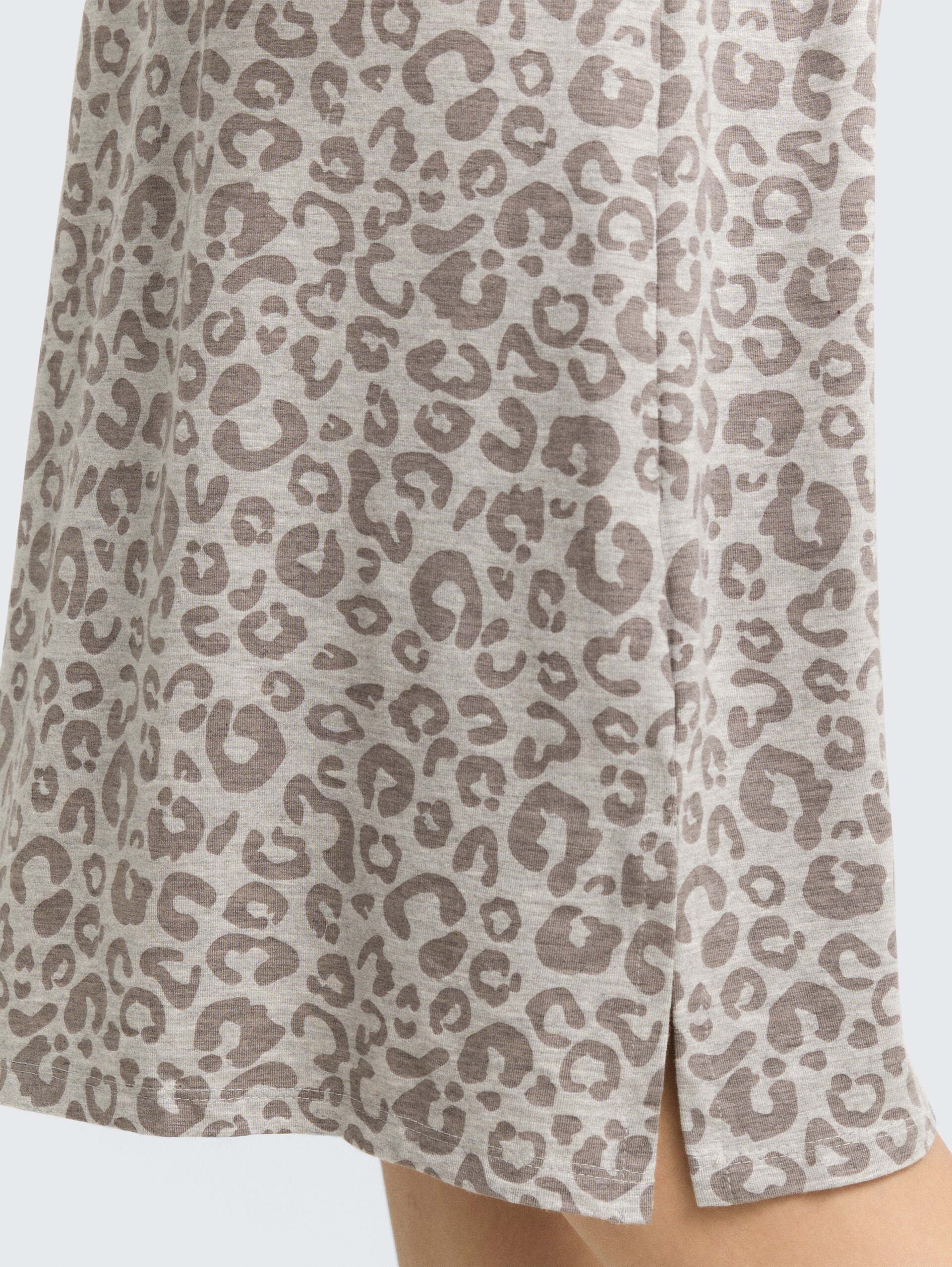 Nachthemd mit Leo-Print - grey-medium-allover - Detail-Model-Ansicht