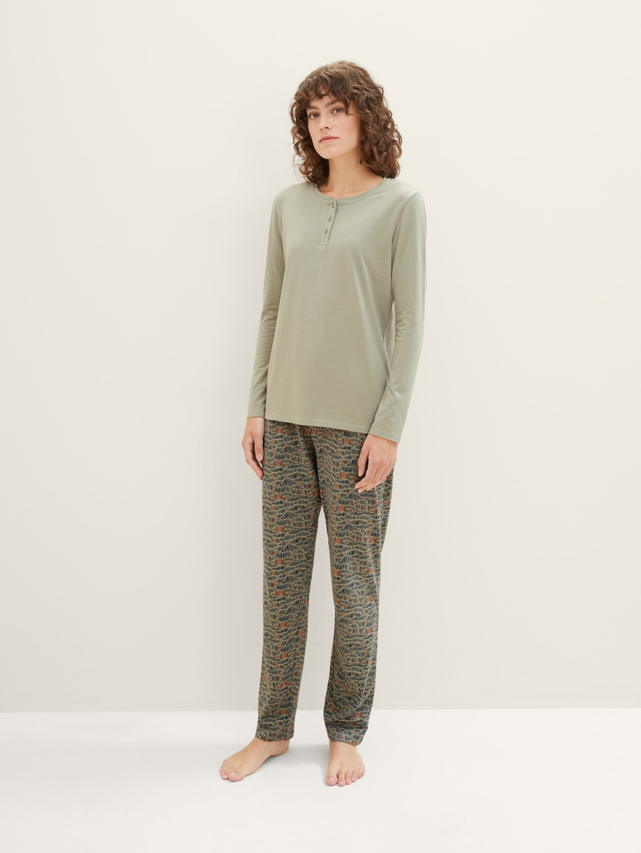 Pyjama - green-medium-allover - Model-Vorderansicht