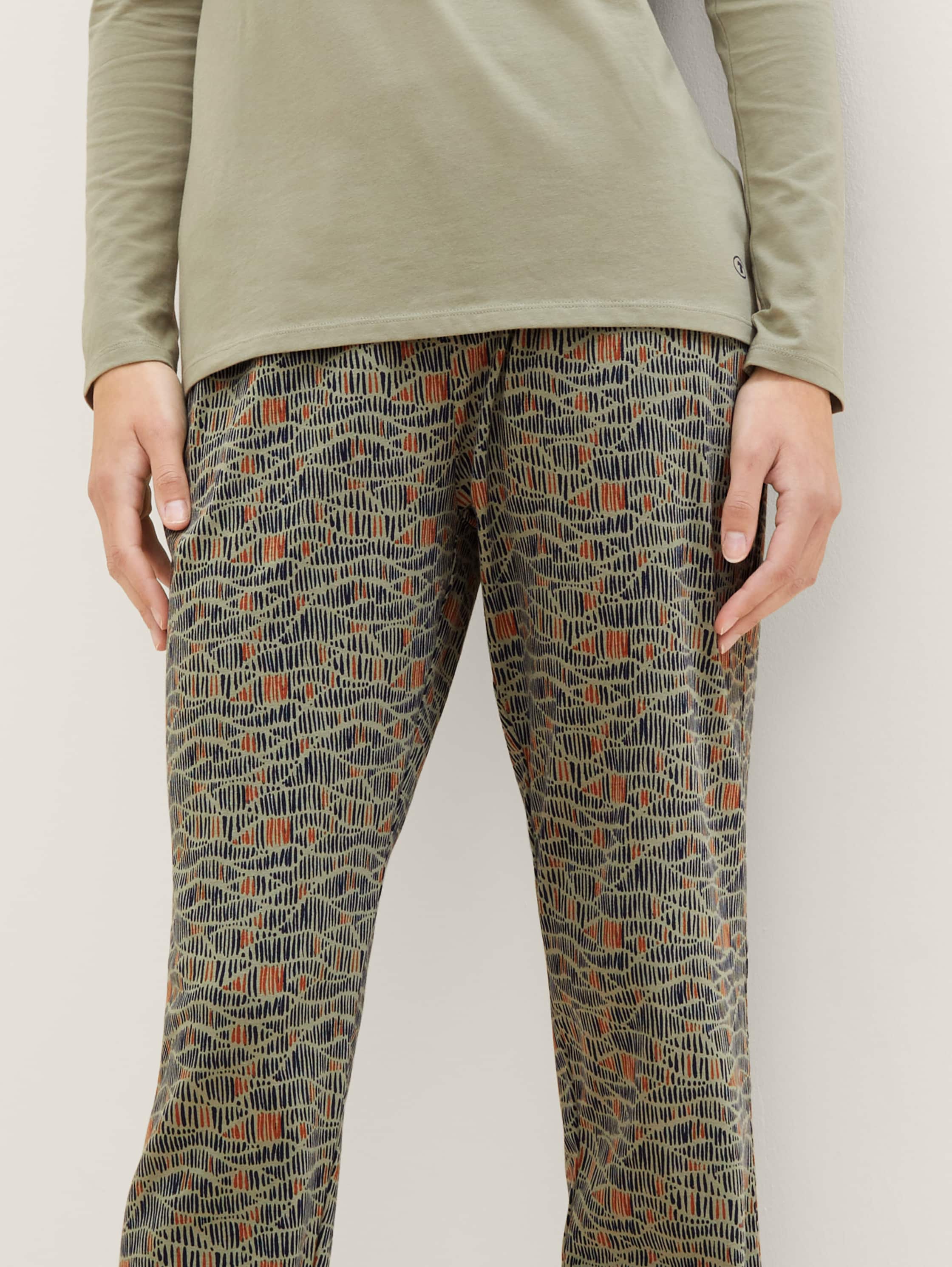 Pyjama - green-medium-allover - Detail-Model-Ansicht