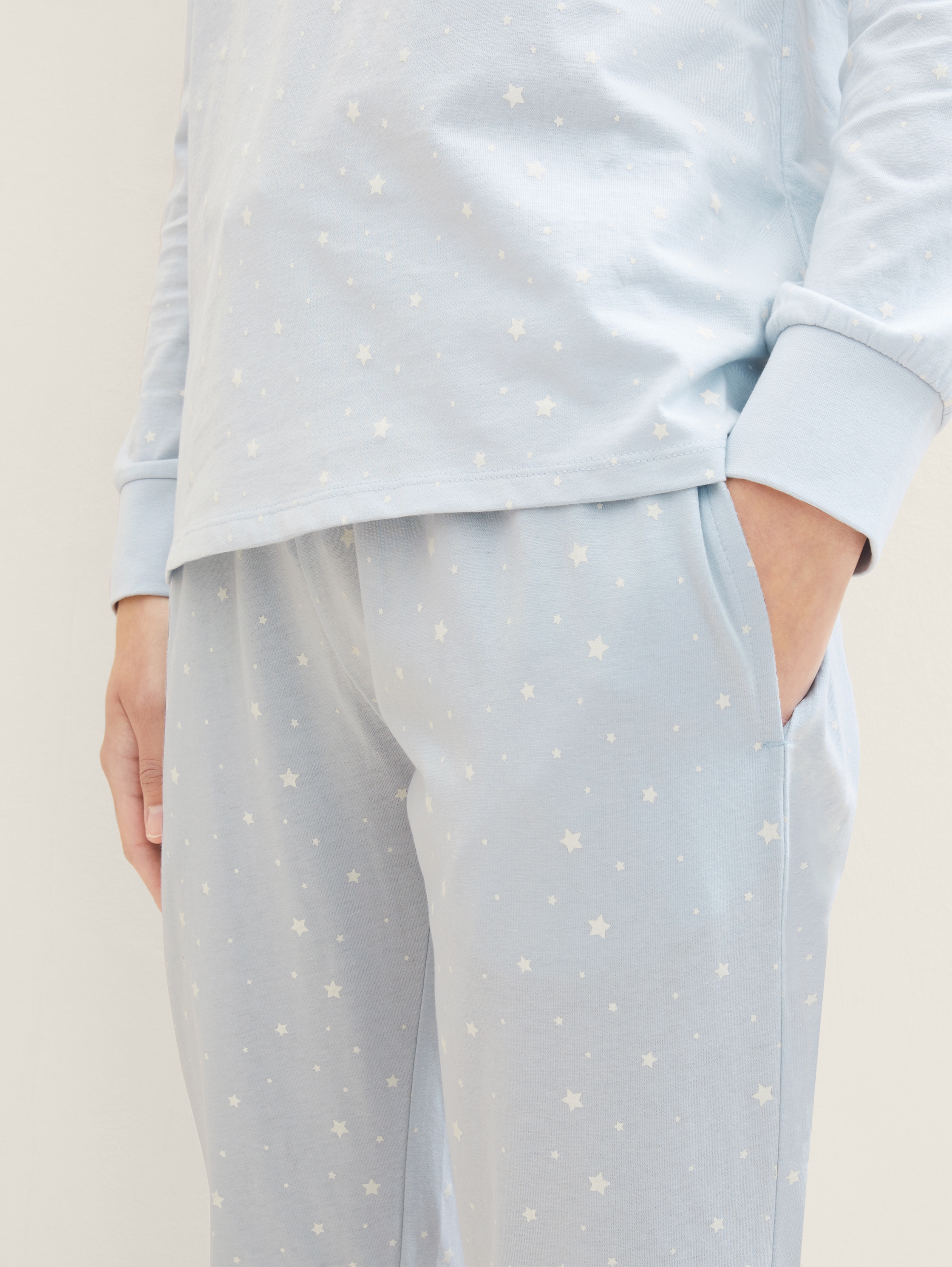 Pyjama mit Allover-Print - blue-light allover - Detail-Model-Ansicht