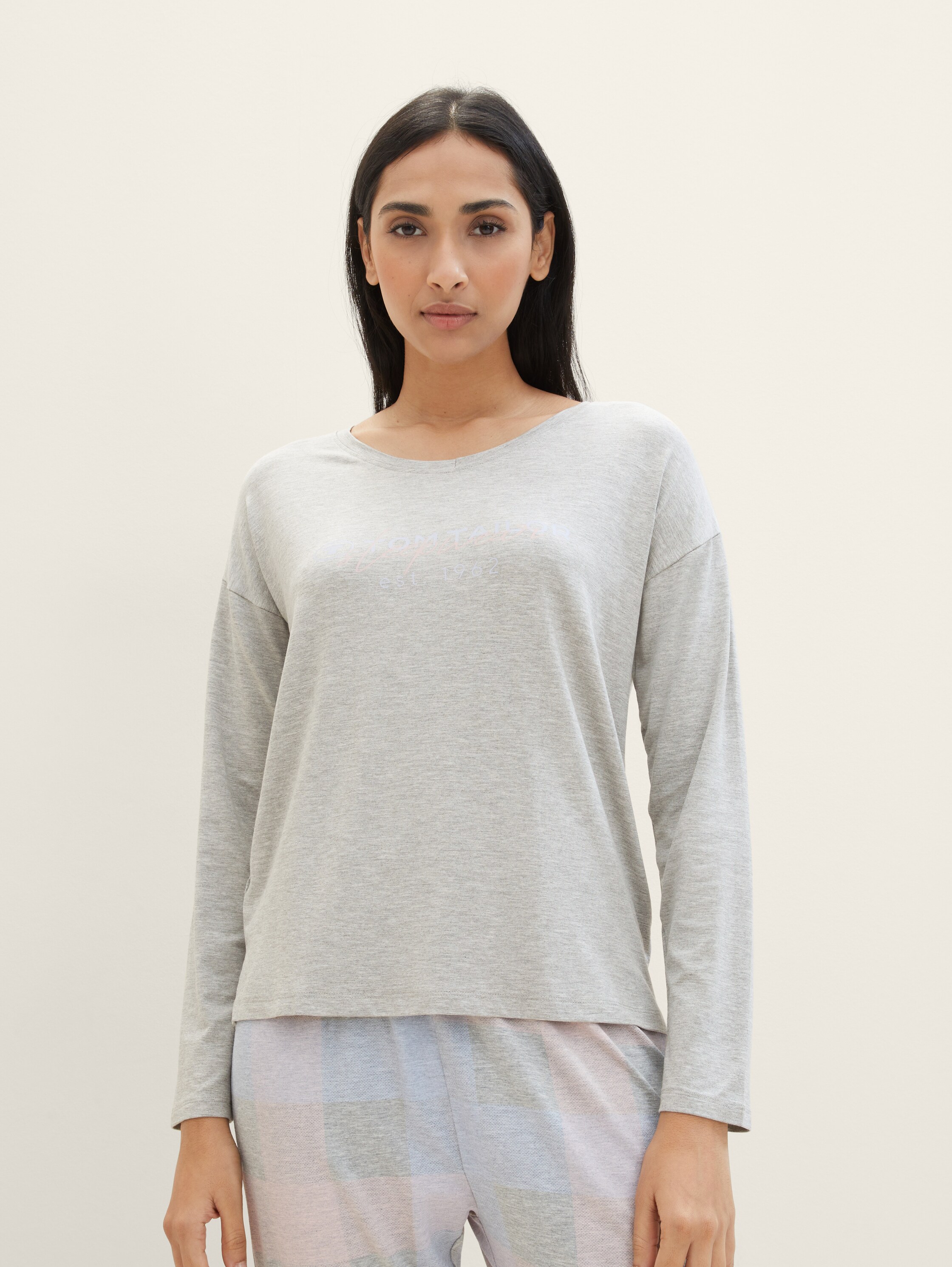 Pyjama in Melange-Optik - grey-medium-check - seitliche Model-Ansicht