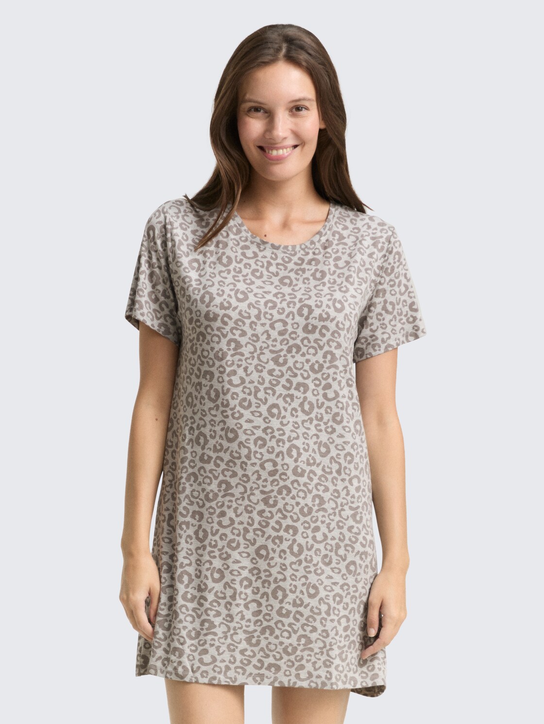 Nachthemd mit Leo-Print - grey-medium-allover - Model-Vorderansicht
