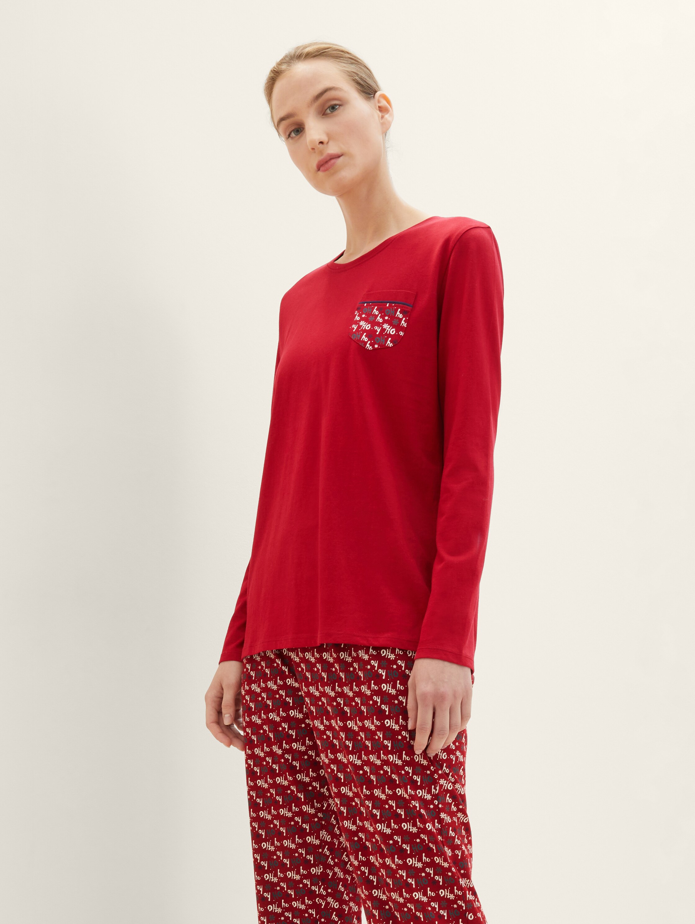 Gemusterter Pyjama - red-dark-allover - seitliche Model-Ansicht