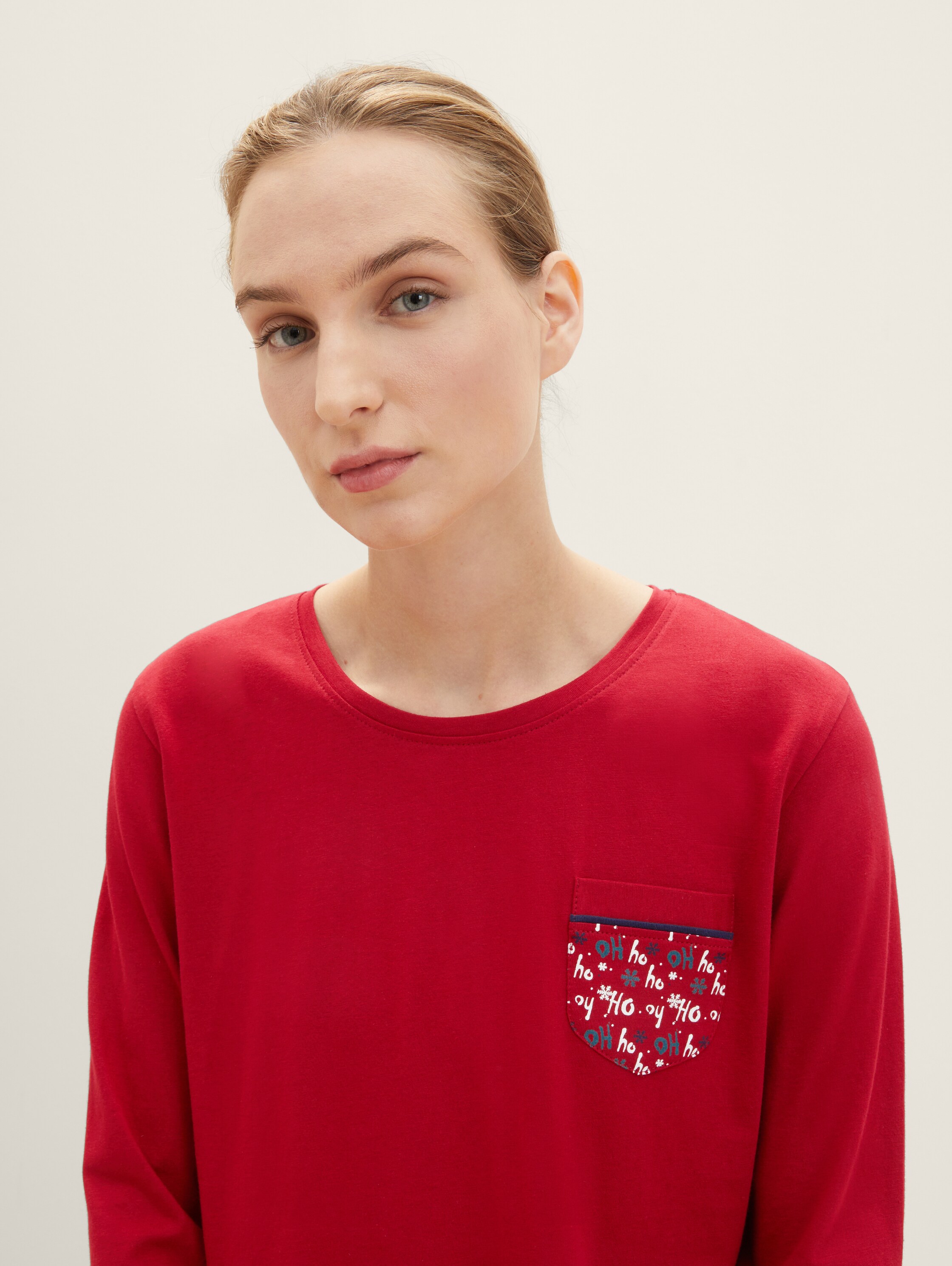 Gemusterter Pyjama - red-dark-allover - Detail-Model-Ansicht